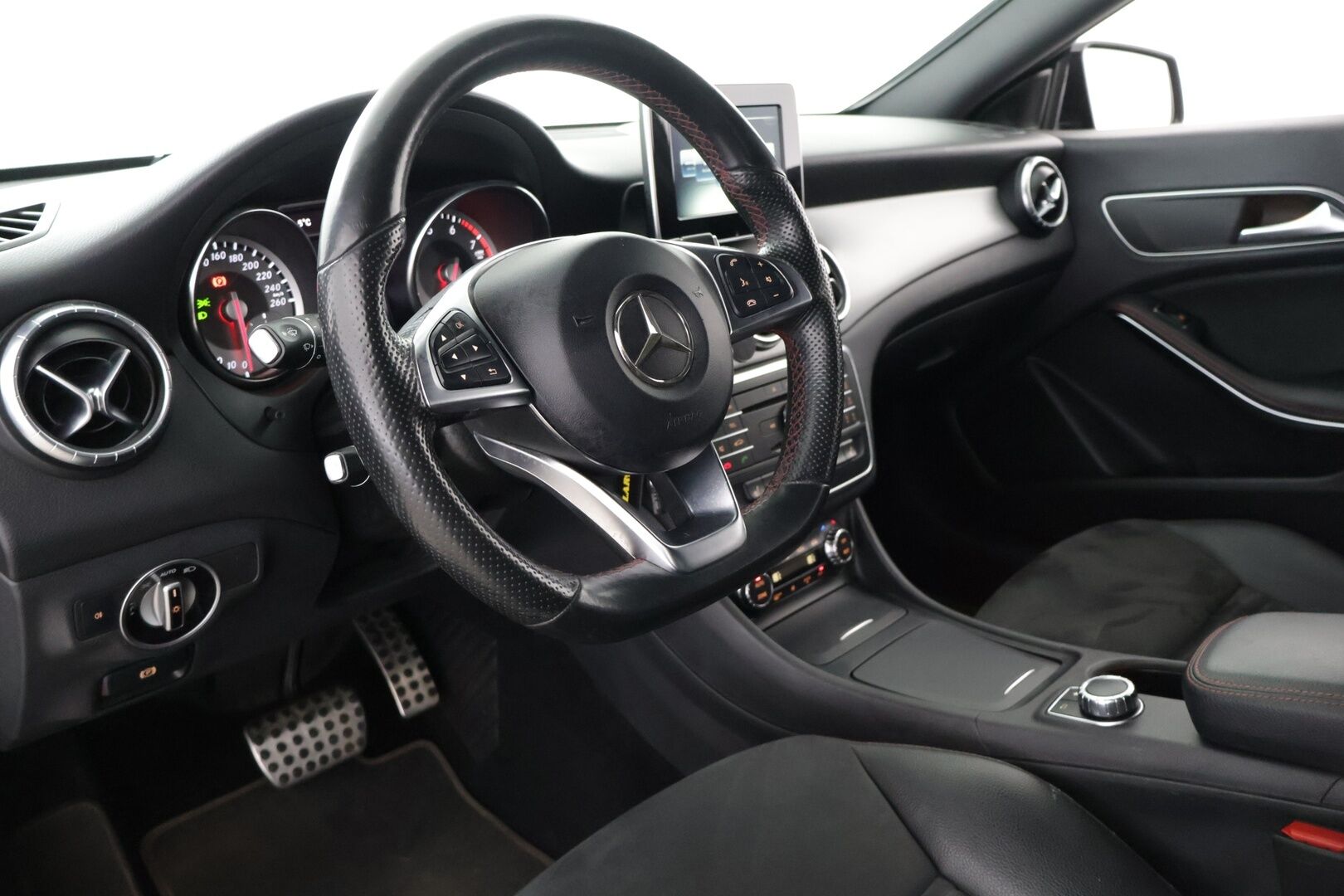 Mercedes-Benz CLA 2015 200 BE Premium Business - AMG sisä -ja ulko paketti | Sporttipenkit | vakkari | LED | Juuri Katsastettu | 2x Renkaat