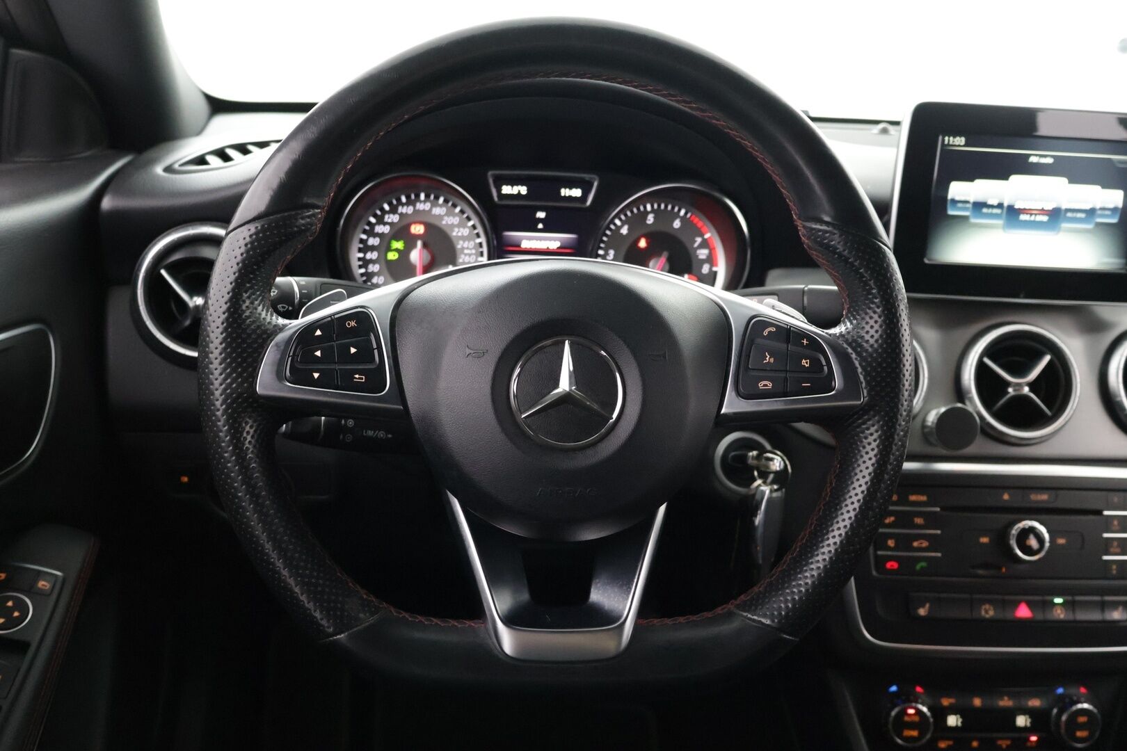 Mercedes-Benz CLA 2015 200 BE Premium Business - AMG sisä -ja ulko paketti | Sporttipenkit | vakkari | LED | Juuri Katsastettu | 2x Renkaat