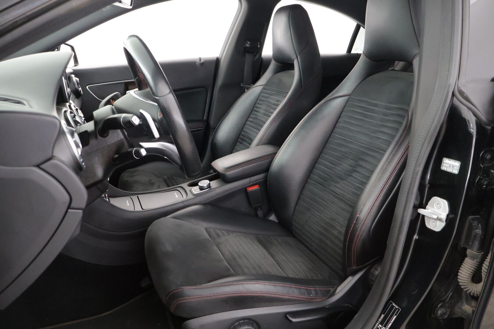 Mercedes-Benz CLA 2015 200 BE Premium Business - AMG sisä -ja ulko paketti | Sporttipenkit | vakkari | LED | Juuri Katsastettu | 2x Renkaat