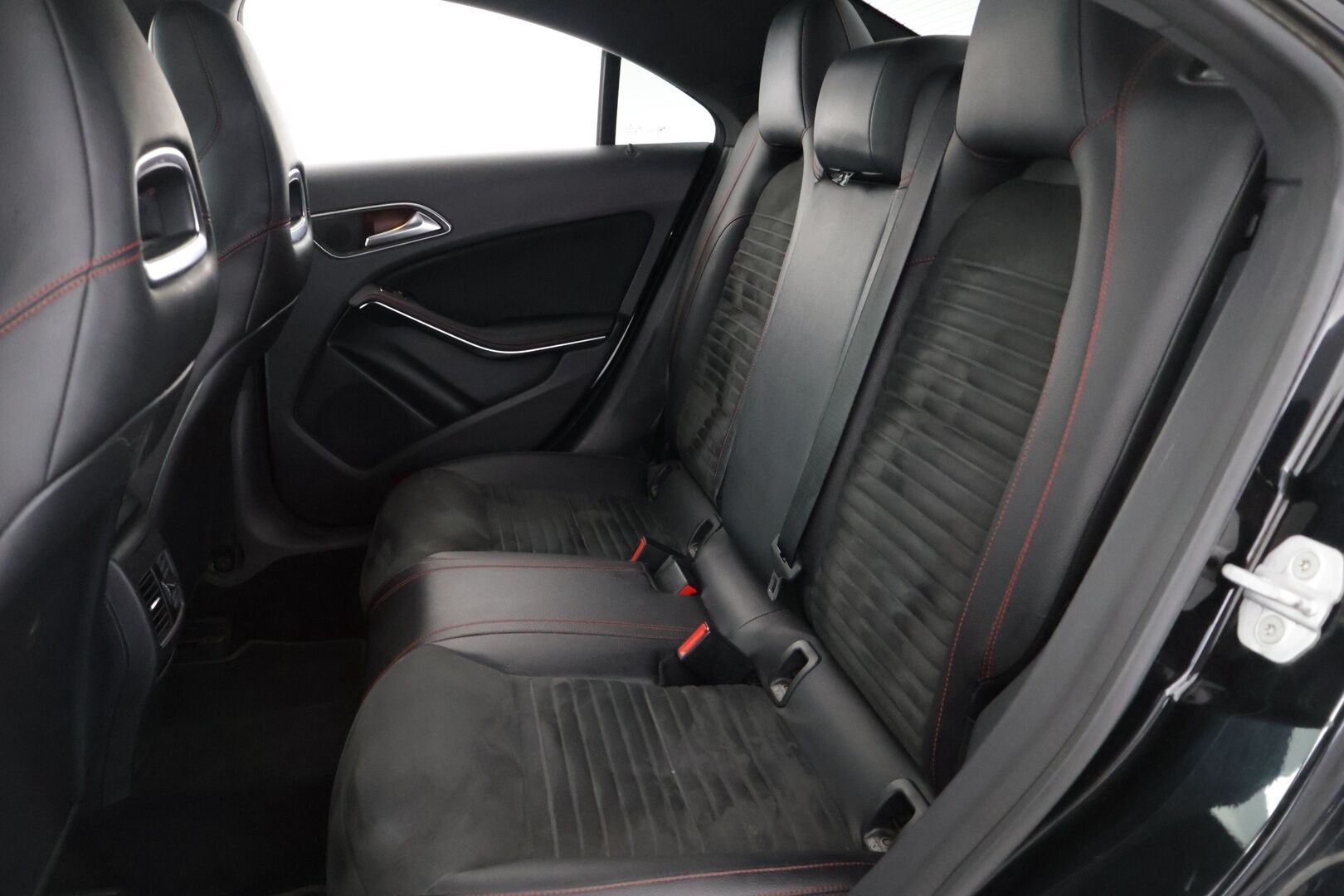 Mercedes-Benz CLA 2015 200 BE Premium Business - AMG sisä -ja ulko paketti | Sporttipenkit | vakkari | LED | Juuri Katsastettu | 2x Renkaat