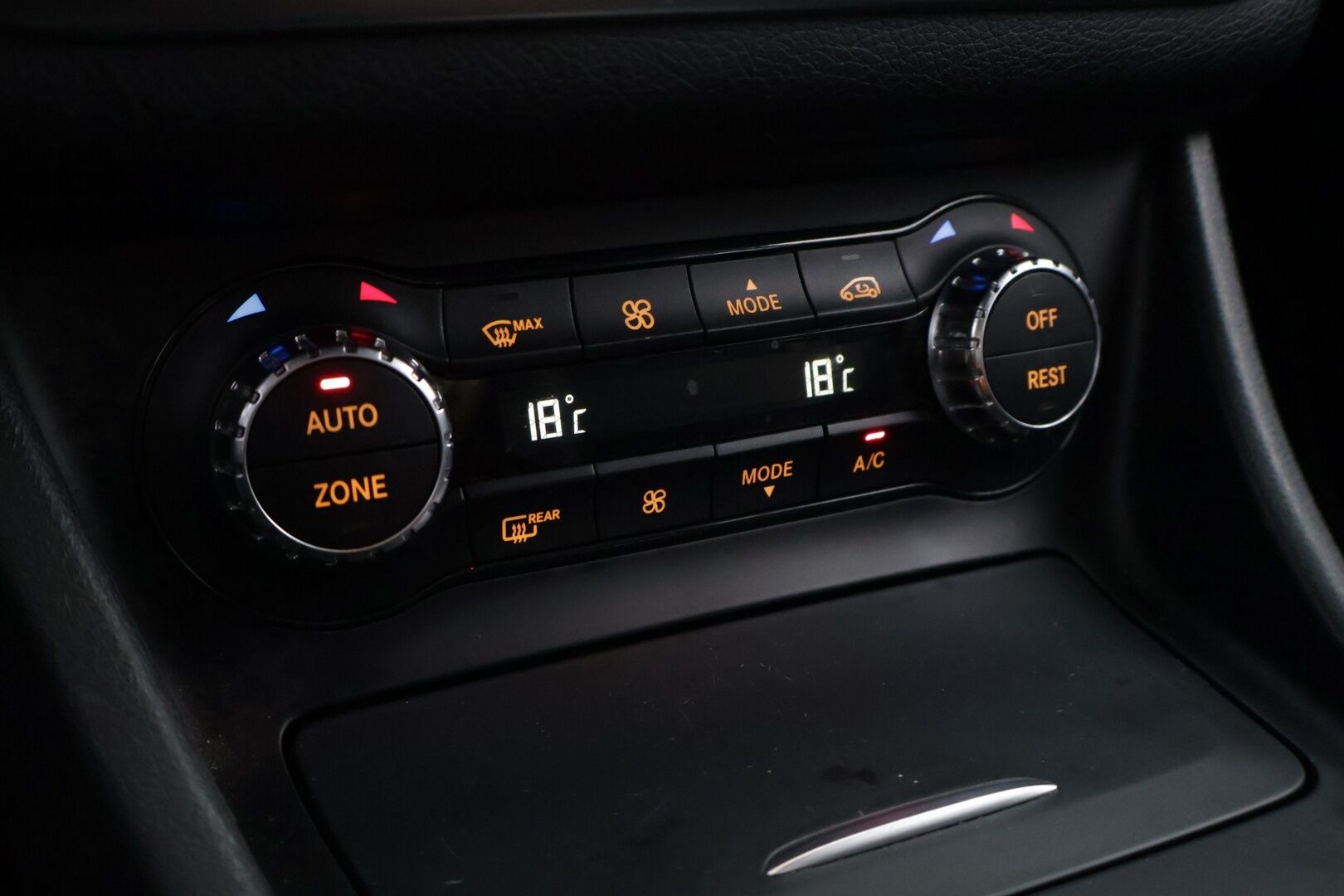 Mercedes-Benz CLA 2015 200 BE Premium Business - AMG sisä -ja ulko paketti | Sporttipenkit | vakkari | LED | Juuri Katsastettu | 2x Renkaat