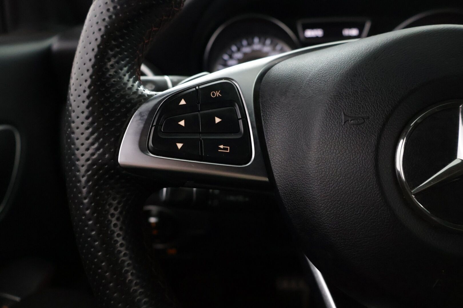 Mercedes-Benz CLA 2015 200 BE Premium Business - AMG sisä -ja ulko paketti | Sporttipenkit | vakkari | LED | Juuri Katsastettu | 2x Renkaat