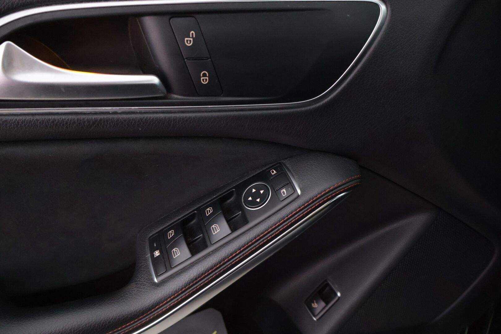 Mercedes-Benz CLA 2015 200 BE Premium Business - AMG sisä -ja ulko paketti | Sporttipenkit | vakkari | LED | Juuri Katsastettu | 2x Renkaat
