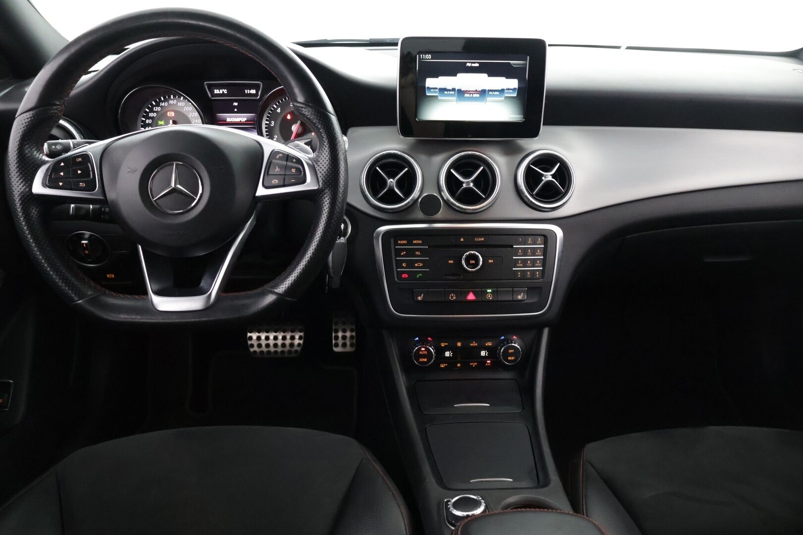 Mercedes-Benz CLA 2015 200 BE Premium Business - AMG sisä -ja ulko paketti | Sporttipenkit | vakkari | LED | Juuri Katsastettu | 2x Renkaat
