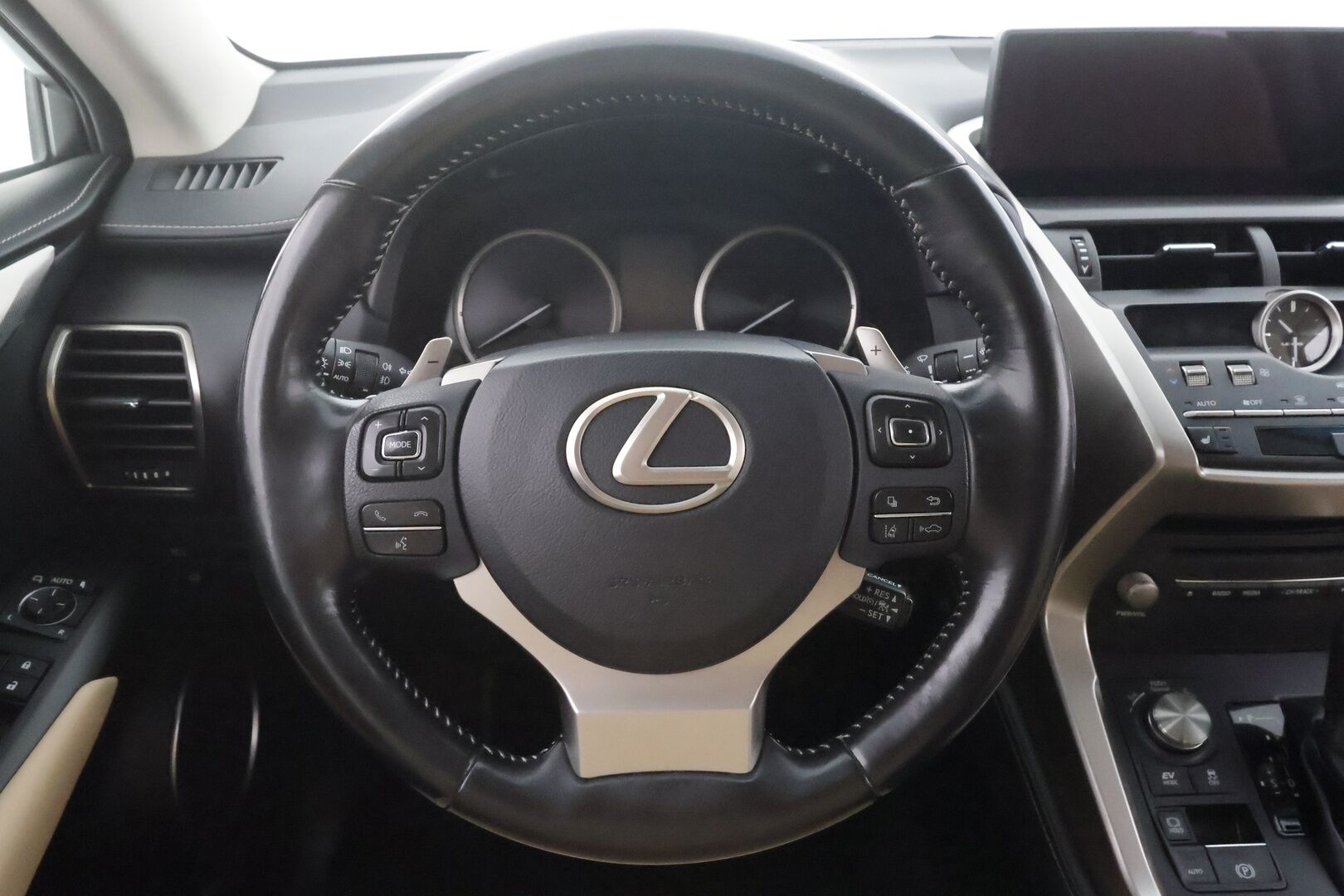 Lexus NX 2018 300h AWD Executive - | ACC | Webasto | Facelift | Sähkönahat | Iso keskinäyttö | LED | P.kamera | Keyless | Lane Assist | Lämm. ratti | 2x renkaat aluin |