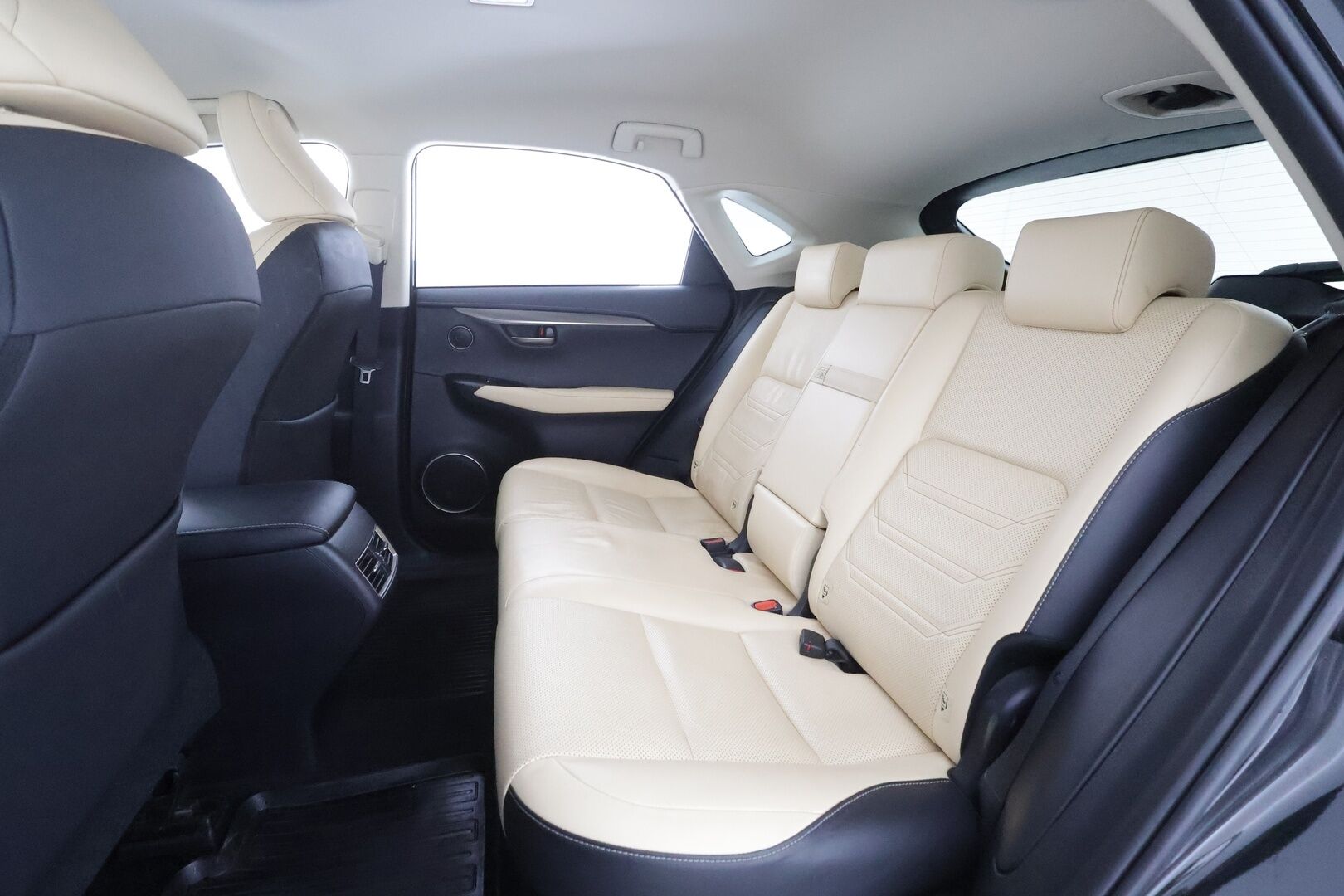 Lexus NX 2018 300h AWD Executive - | ACC | Webasto | Facelift | Sähkönahat | Iso keskinäyttö | LED | P.kamera | Keyless | Lane Assist | Lämm. ratti | 2x renkaat aluin |