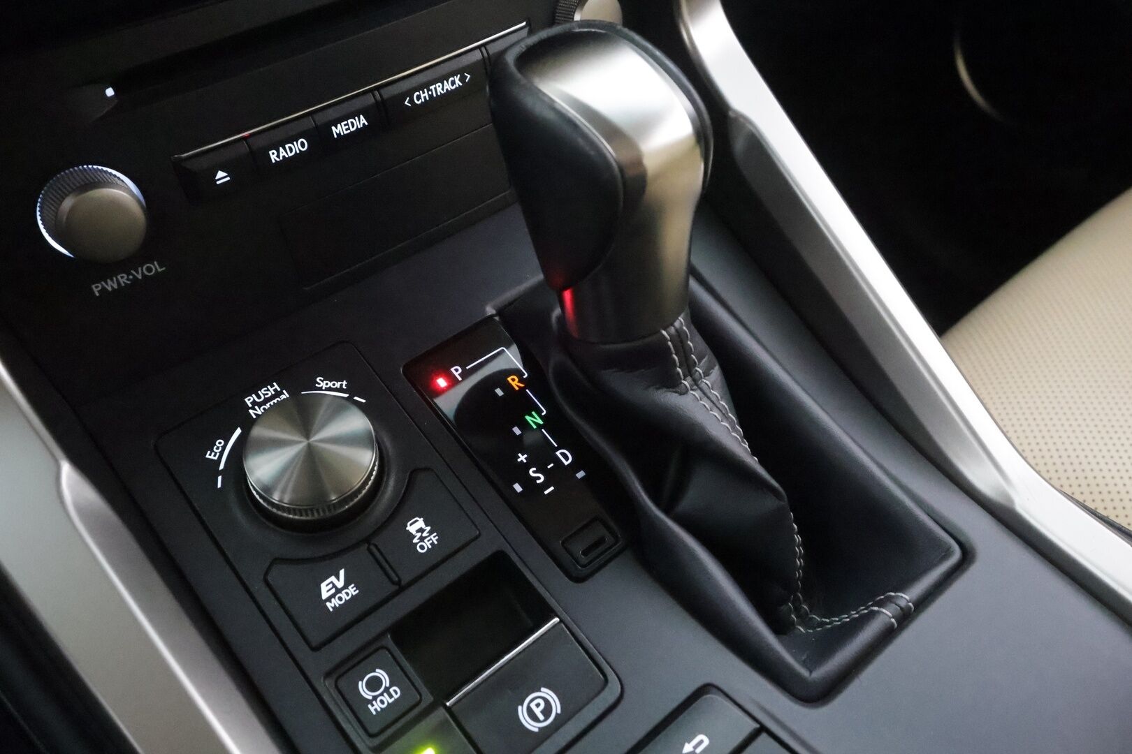 Lexus NX 2018 300h AWD Executive - | ACC | Webasto | Facelift | Sähkönahat | Iso keskinäyttö | LED | P.kamera | Keyless | Lane Assist | Lämm. ratti | 2x renkaat aluin |