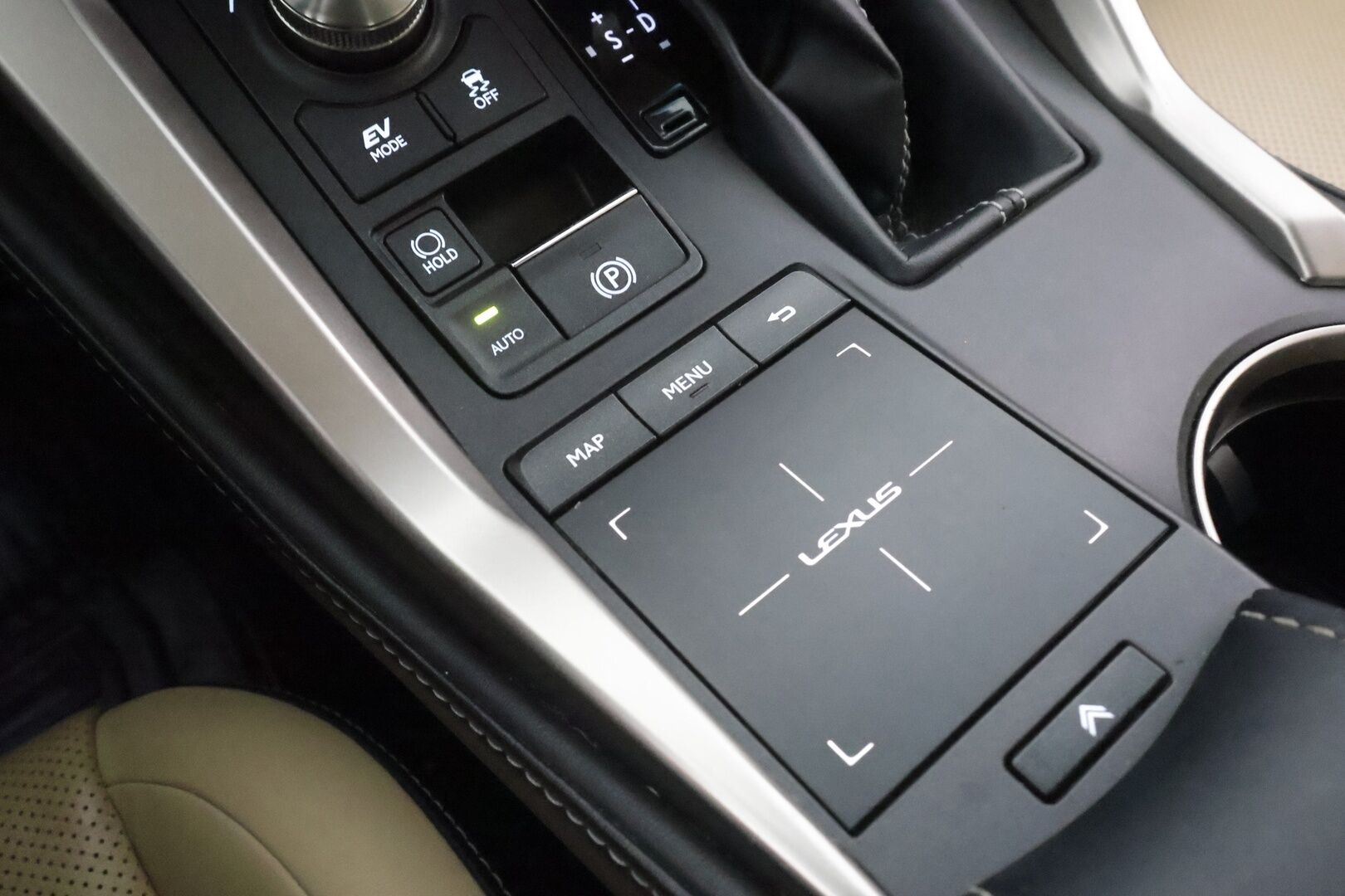 Lexus NX 2018 300h AWD Executive - | ACC | Webasto | Facelift | Sähkönahat | Iso keskinäyttö | LED | P.kamera | Keyless | Lane Assist | Lämm. ratti | 2x renkaat aluin |