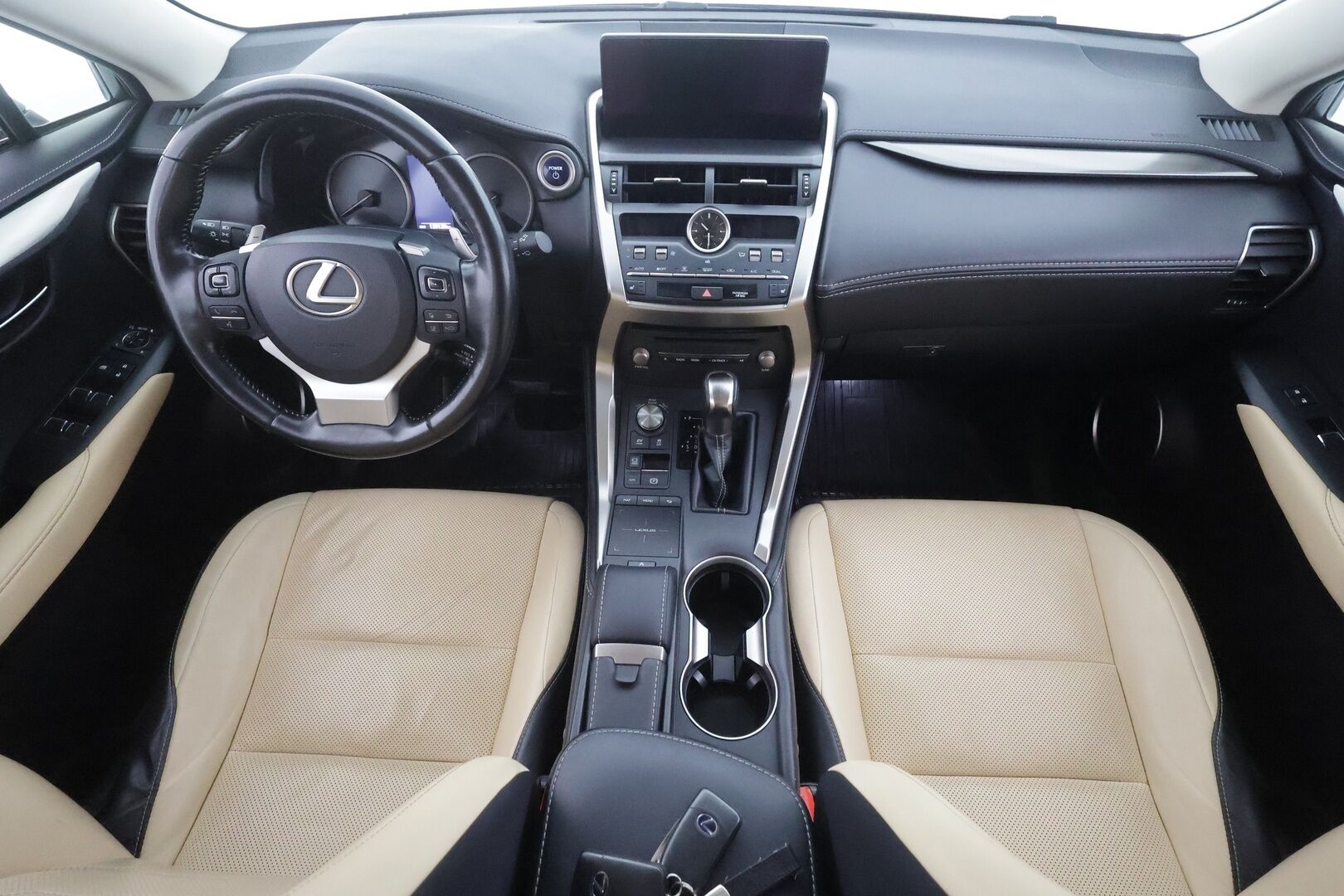 Lexus NX 2018 300h AWD Executive - | ACC | Webasto | Facelift | Sähkönahat | Iso keskinäyttö | LED | P.kamera | Keyless | Lane Assist | Lämm. ratti | 2x renkaat aluin |