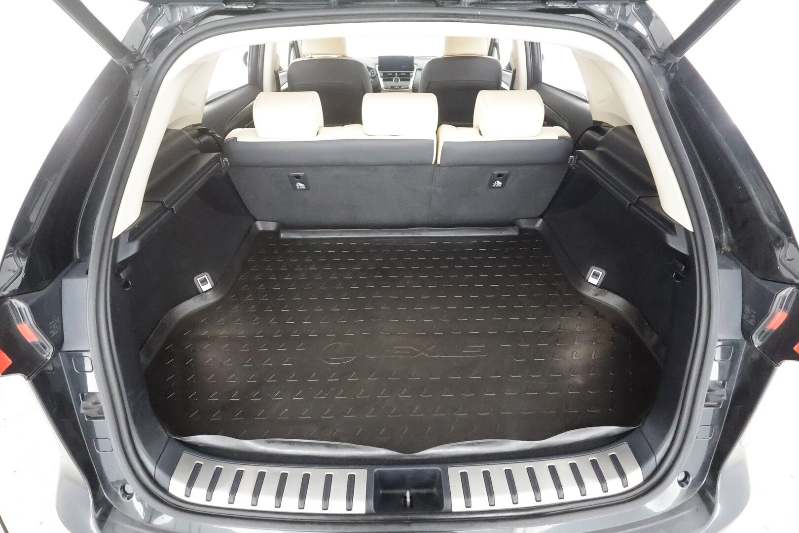 Lexus NX 2018 300h AWD Executive - | ACC | Webasto | Facelift | Sähkönahat | Iso keskinäyttö | LED | P.kamera | Keyless | Lane Assist | Lämm. ratti | 2x renkaat aluin |