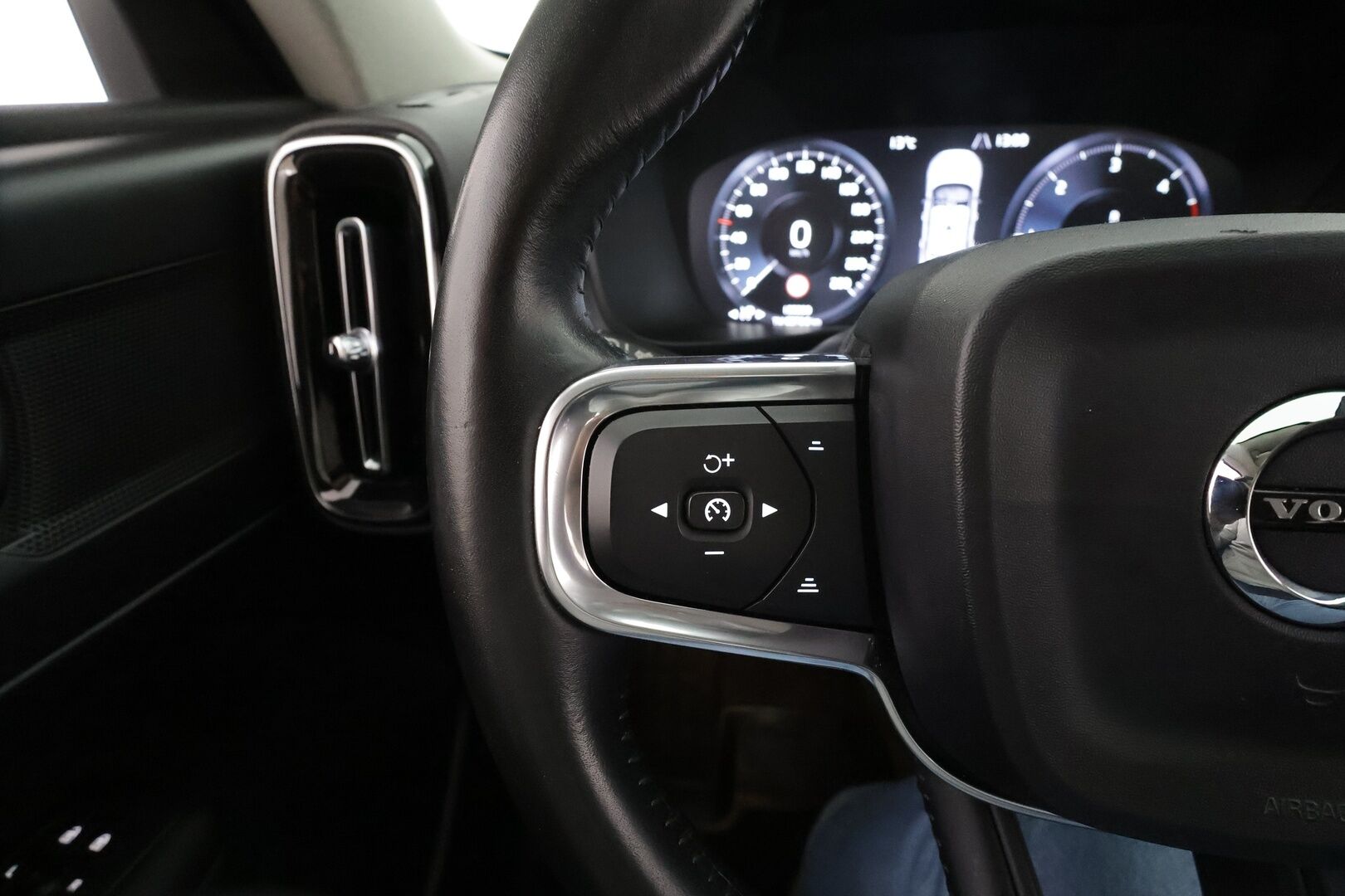 Volvo XC40 2019 D3 Business aut * ACC / P.tutka / Webasto / Koukku / Navi / LED / Digimittaristo * - Suomi-auto / Merkkihuollettu / Kahdet renkaat - HULLUT AVAJAISHULINAT KORKOTARJOUS 3,29 %