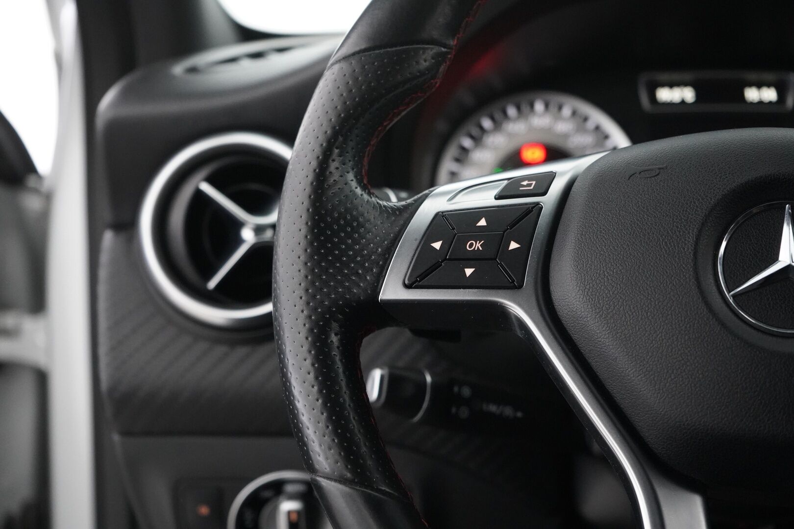 Mercedes-Benz A 2015 180 CDI BE Business AMG - KATSO HINTA // Nahka-alcantara sisusta | Vakkari | Kahdet renkaat | Säntilliset huollot | AMG.Styling 