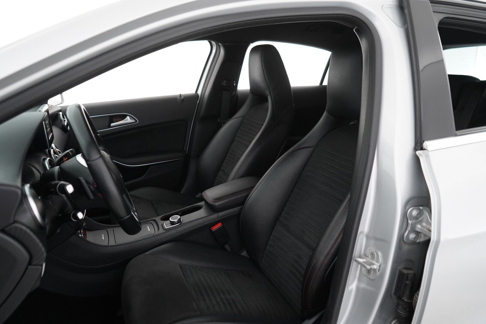 Mercedes-Benz A 2015 180 CDI BE Business AMG - KATSO HINTA // Nahka-alcantara sisusta | Vakkari | Kahdet renkaat | Säntilliset huollot | AMG.Styling 