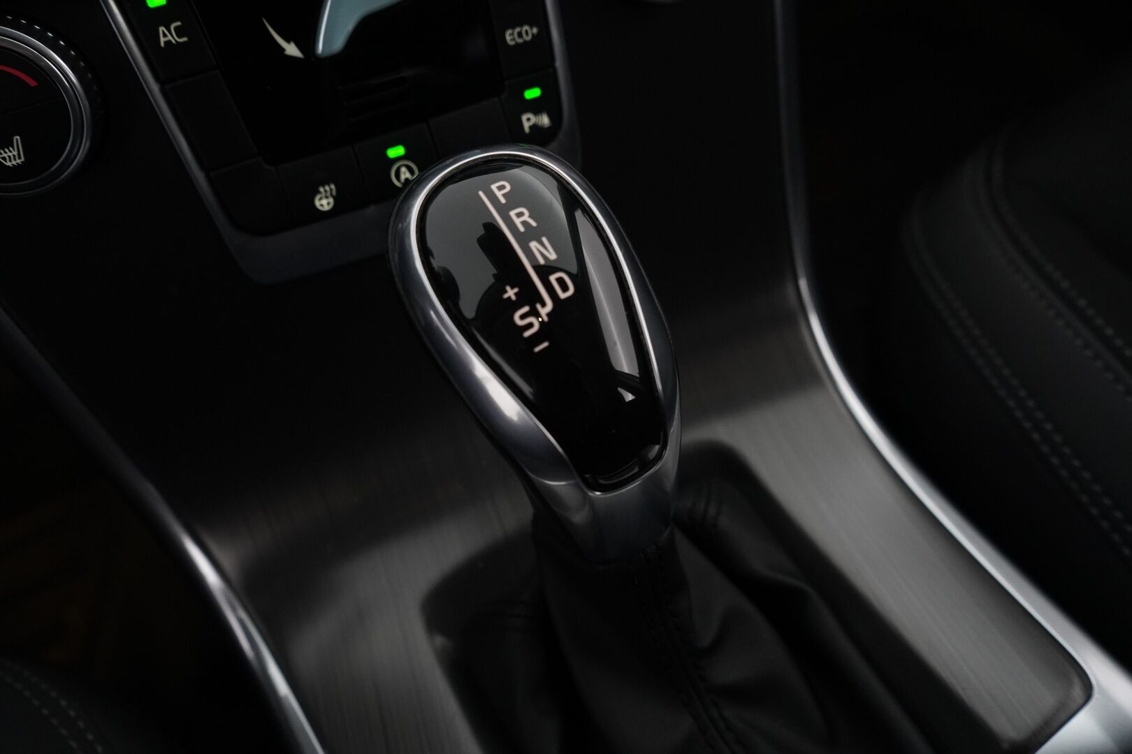 Volvo XC60 2015 D4 Momentum aut *Webasto / Vetokoukku /  Digimittaristo / Vakkari / Tutkat* - Kahdet Volvon alumiinivanteet / Huikea huoltohistoria! /  Jakohihna 244tkm