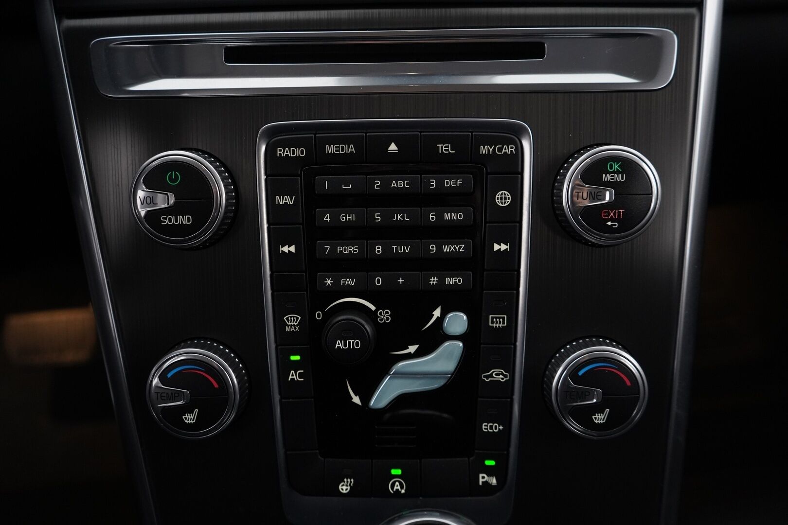 Volvo XC60 2015 D4 Momentum aut *Webasto / Vetokoukku /  Digimittaristo / Vakkari / Tutkat* - Kahdet Volvon alumiinivanteet / Huikea huoltohistoria! /  Jakohihna 244tkm