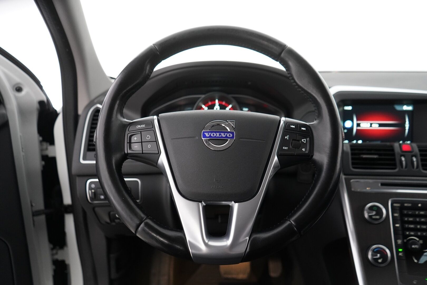 Volvo XC60 2015 D4 Momentum aut *Webasto / Vetokoukku /  Digimittaristo / Vakkari / Tutkat* - Kahdet Volvon alumiinivanteet / Huikea huoltohistoria! /  Jakohihna 244tkm