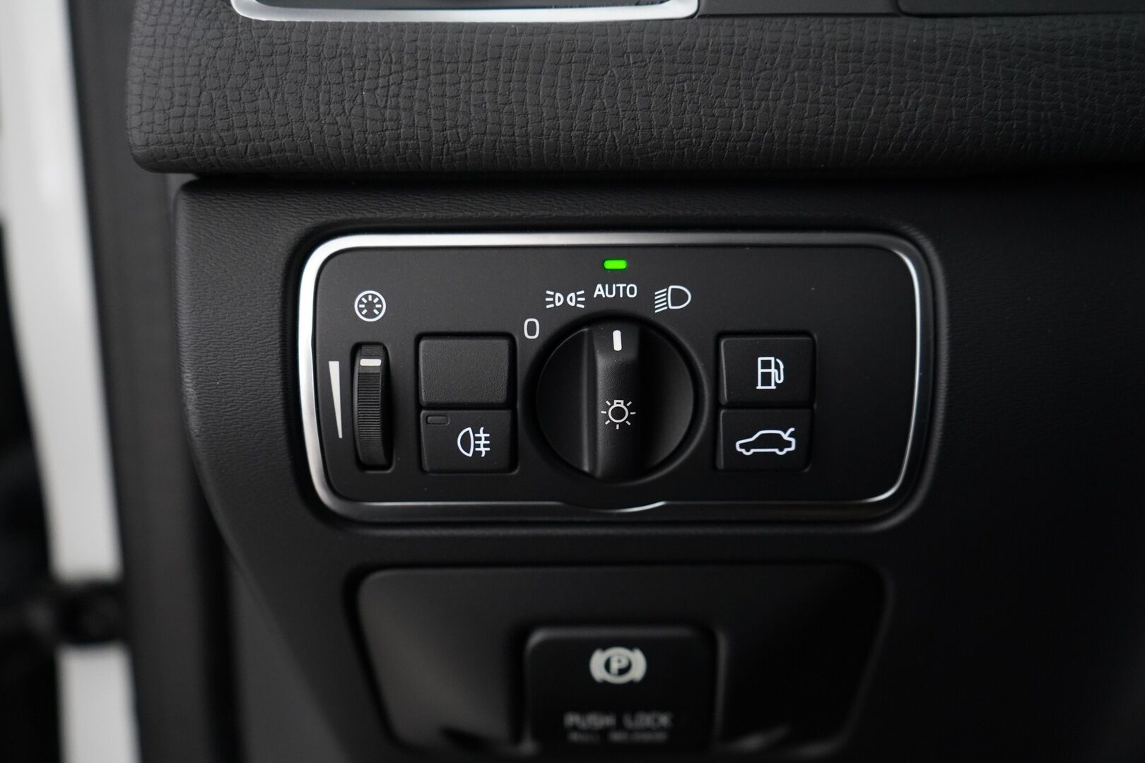 Volvo XC60 2015 D4 Momentum aut *Webasto / Vetokoukku /  Digimittaristo / Vakkari / Tutkat* - Kahdet Volvon alumiinivanteet / Huikea huoltohistoria! /  Jakohihna 244tkm