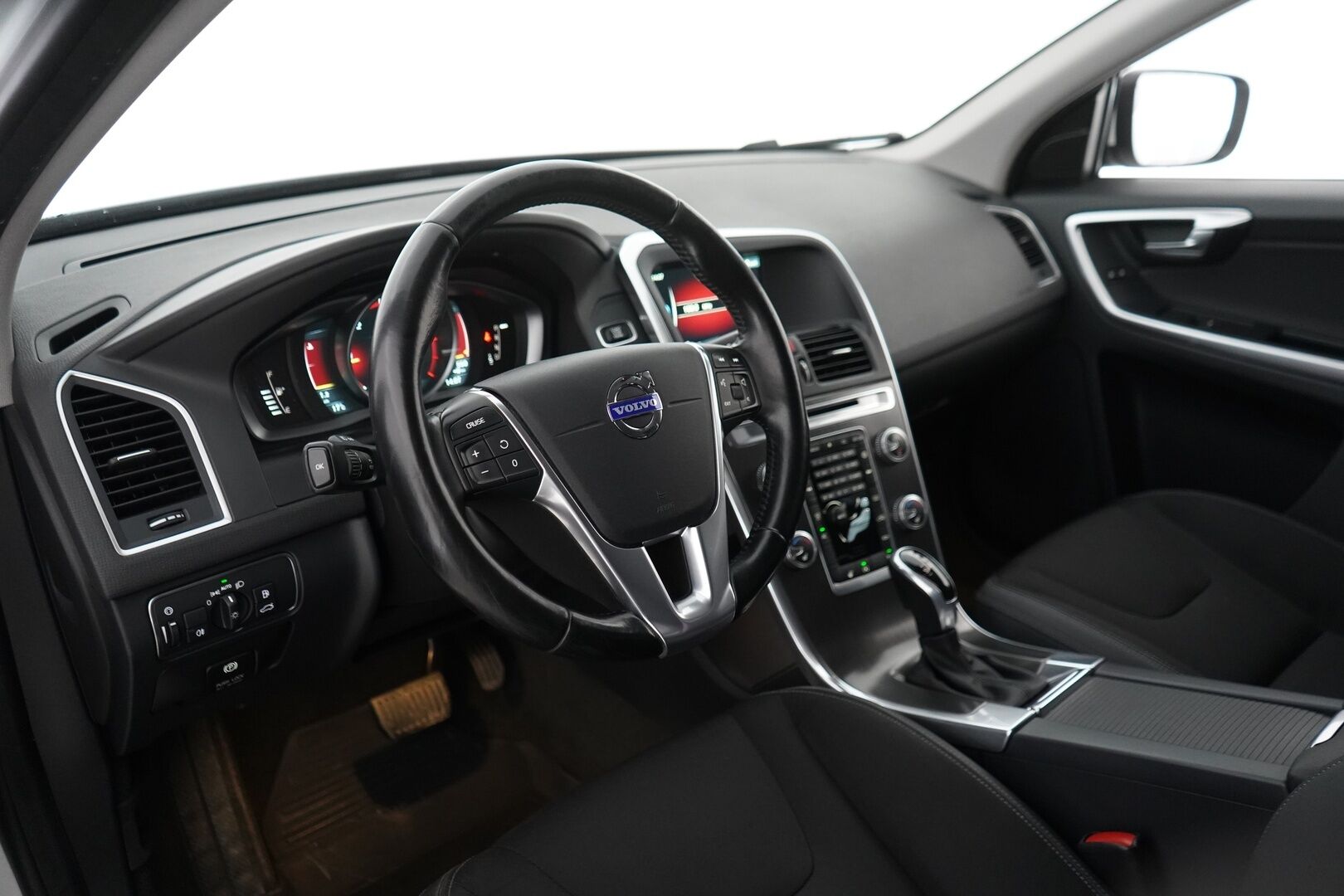Volvo XC60 2015 D4 Momentum aut *Webasto / Vetokoukku /  Digimittaristo / Vakkari / Tutkat* - Kahdet Volvon alumiinivanteet / Huikea huoltohistoria! /  Jakohihna 244tkm