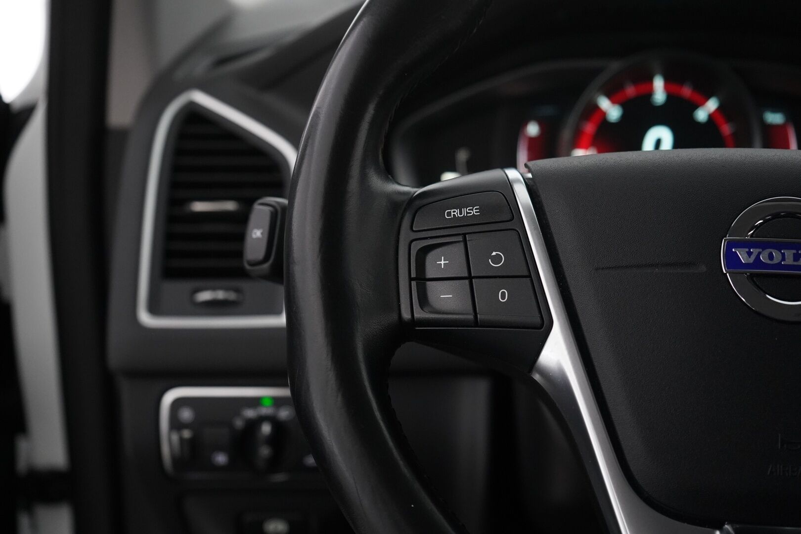 Volvo XC60 2015 D4 Momentum aut *Webasto / Vetokoukku /  Digimittaristo / Vakkari / Tutkat* - Kahdet Volvon alumiinivanteet / Huikea huoltohistoria! /  Jakohihna 244tkm