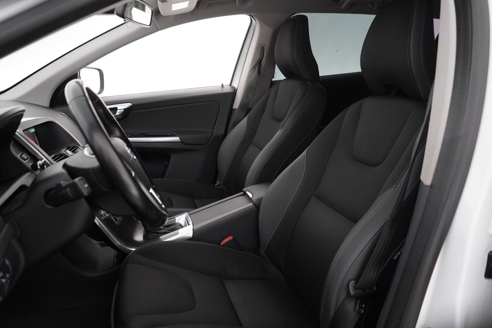 Volvo XC60 2015 D4 Momentum aut *Webasto / Vetokoukku /  Digimittaristo / Vakkari / Tutkat* - Kahdet Volvon alumiinivanteet / Huikea huoltohistoria! /  Jakohihna 244tkm