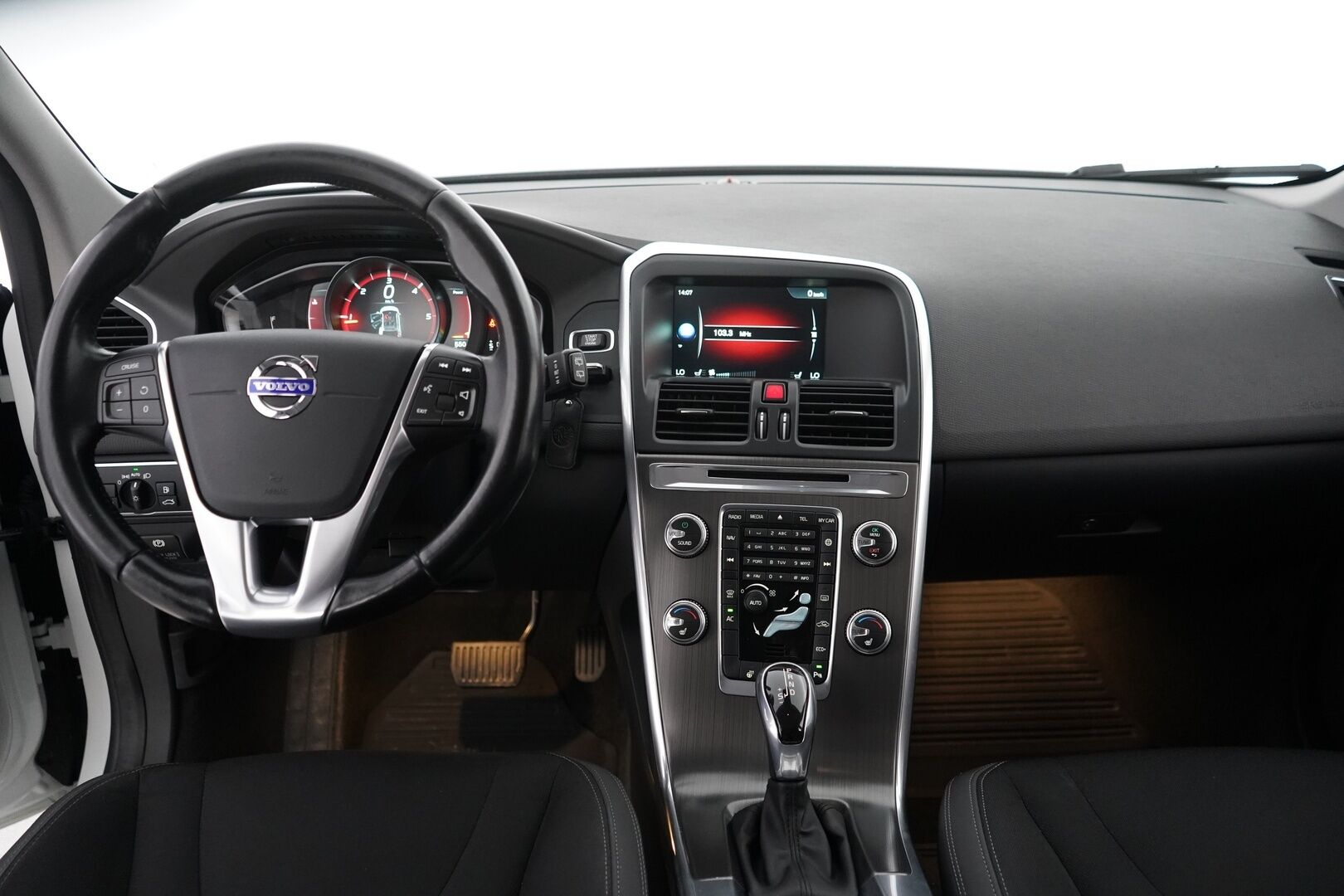 Volvo XC60 2015 D4 Momentum aut *Webasto / Vetokoukku /  Digimittaristo / Vakkari / Tutkat* - Kahdet Volvon alumiinivanteet / Huikea huoltohistoria! /  Jakohihna 244tkm