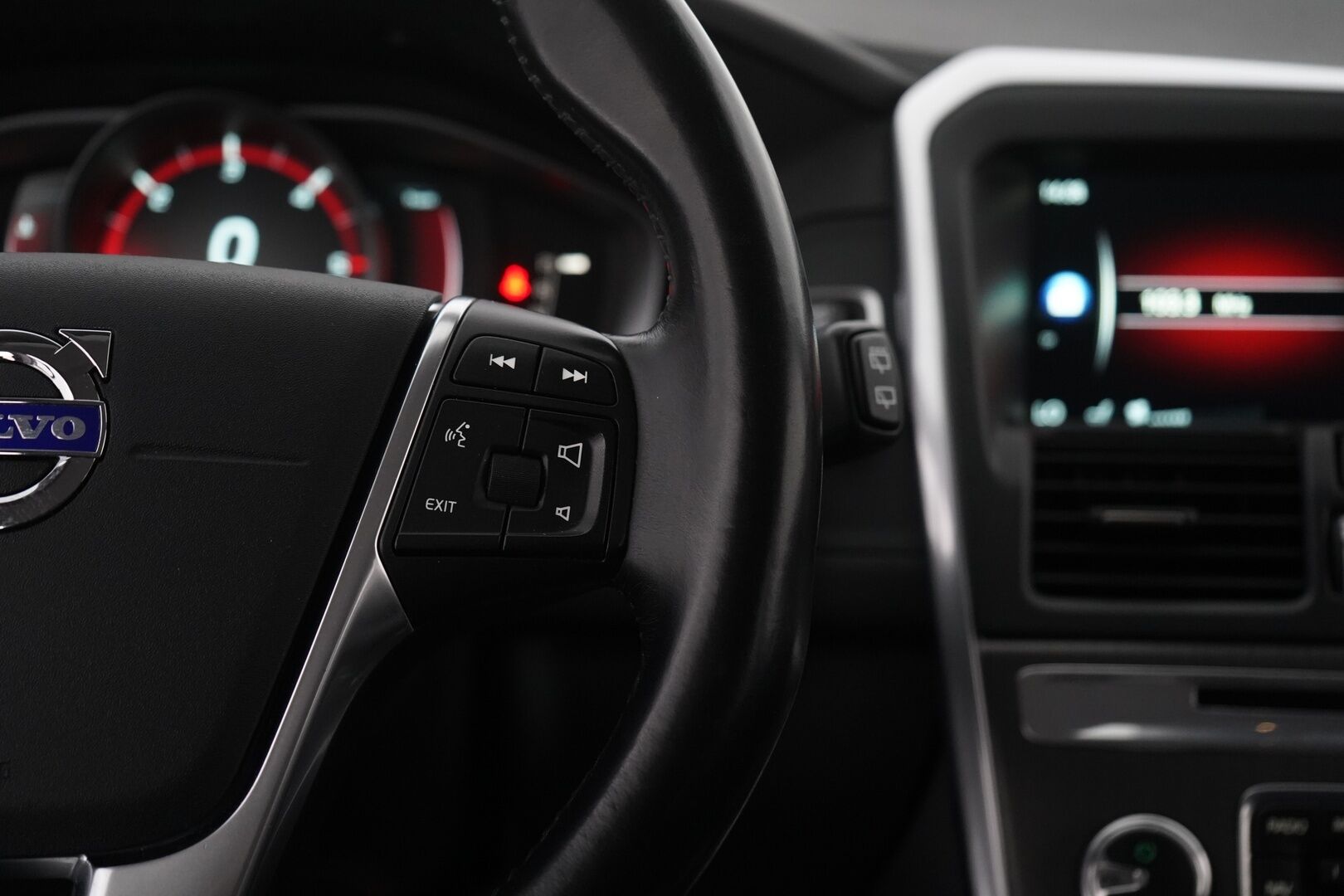 Volvo XC60 2015 D4 Momentum aut *Webasto / Vetokoukku /  Digimittaristo / Vakkari / Tutkat* - Kahdet Volvon alumiinivanteet / Huikea huoltohistoria! /  Jakohihna 244tkm