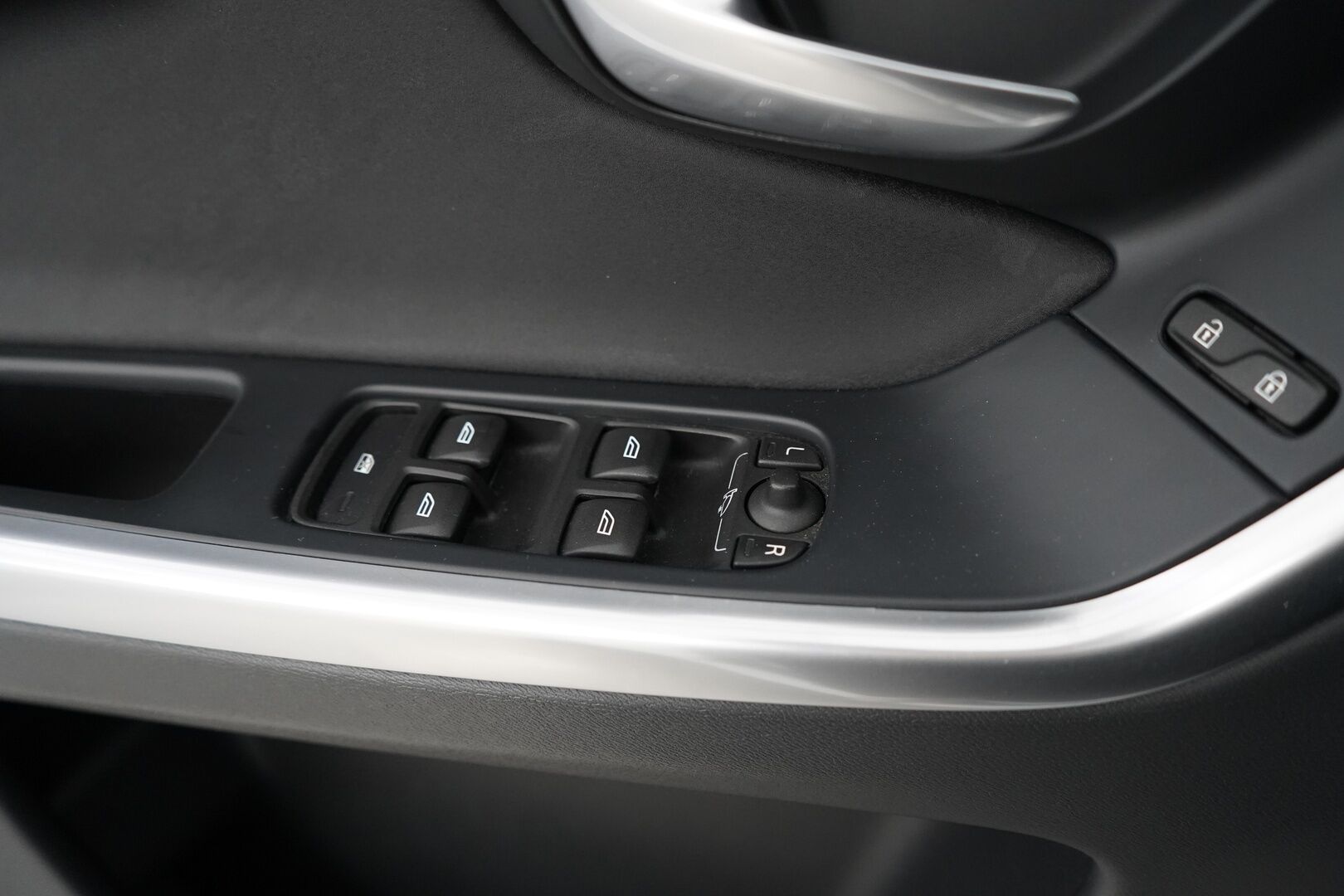 Volvo XC60 2015 D4 Momentum aut *Webasto / Vetokoukku /  Digimittaristo / Vakkari / Tutkat* - Kahdet Volvon alumiinivanteet / Huikea huoltohistoria! /  Jakohihna 244tkm