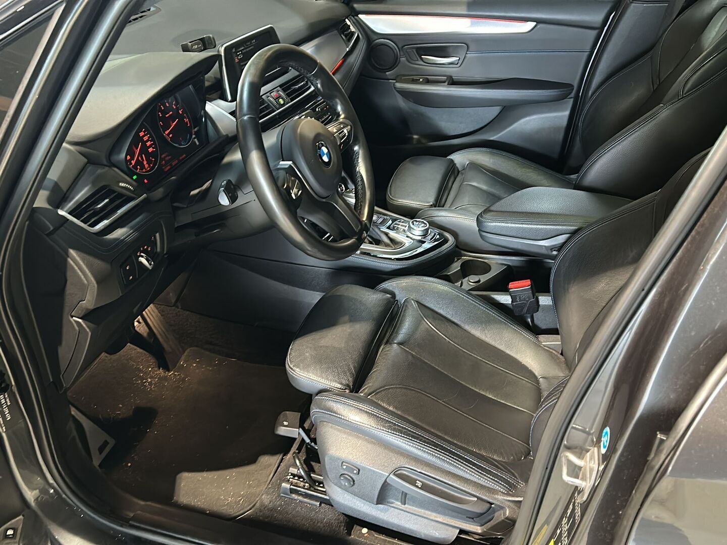 BMW 225 2017 F45 Active Tourer 225xe A Charged Edition M Sport - Panoraama | Peruutuskamera | Nahkasisusta | LED | Sporttipenkit | Sähköluukku | Navi | 2x Renkaat Aluvantein!
