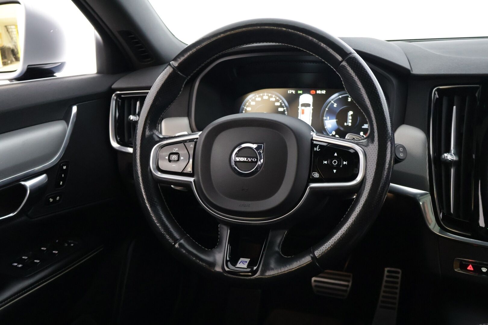Volvo V90 2017 D4 R-Design aut.** Pilot Assist / Webasto / HUD / Panoraama / P. Kamera / Keyless Go / BLIS / Muistipenkki ** - *Tulossa myyntiin! / Ei AdBlue-järjestelmää / 2x renkaat / Hihna vaihdettu 1/2022 89tkm*