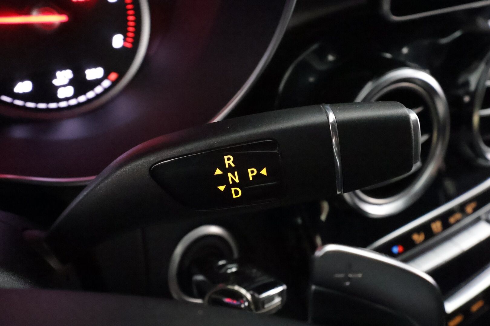 Mercedes-Benz GLC 2018 220 d 4Matic A Premium Business AMG * Burmester / Vakkari / P.tutkat / Navi / LED / Koukku / Lohko * - Kahdet renkaat aluvanteilla