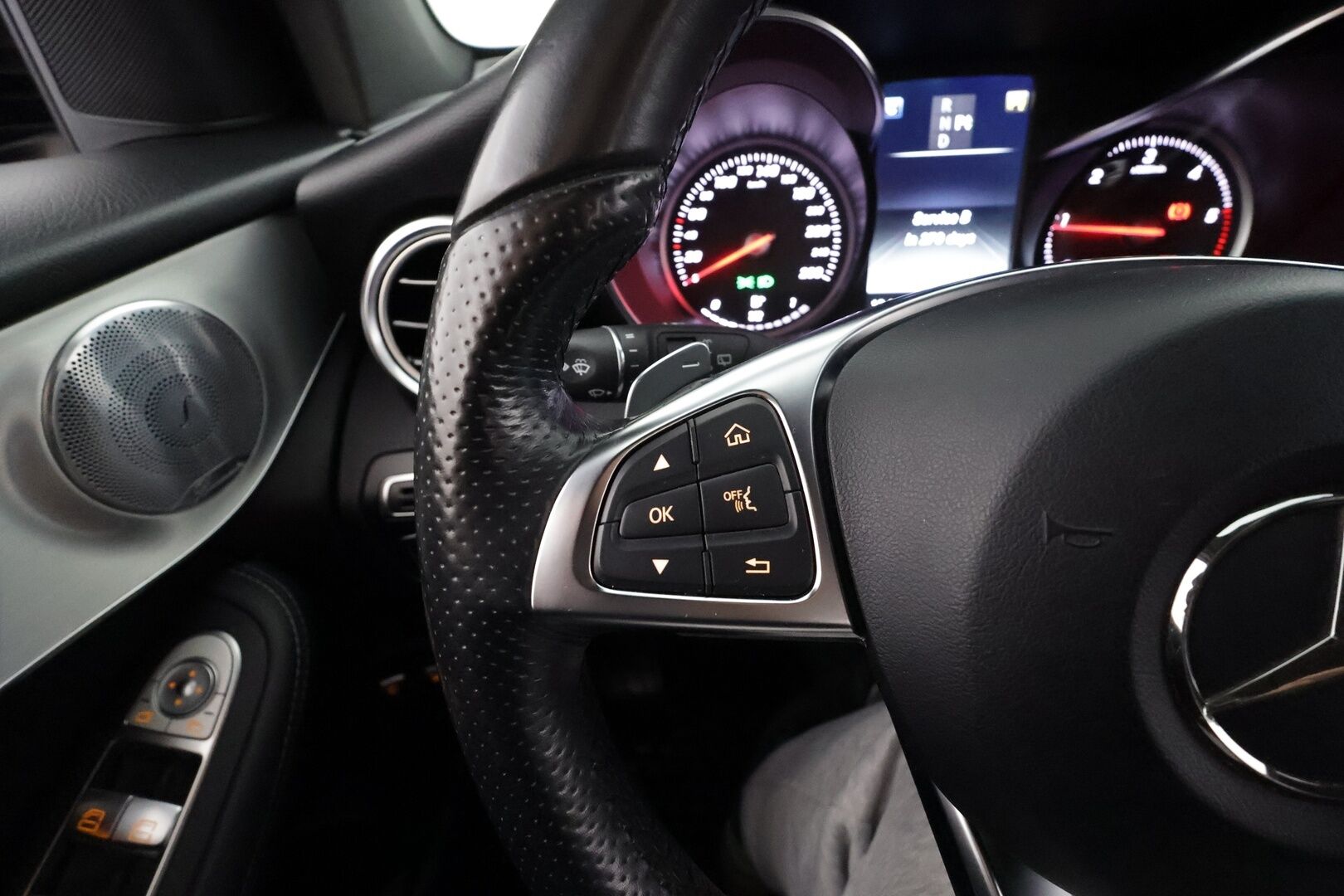 Mercedes-Benz GLC 2018 220 d 4Matic A Premium Business AMG * Burmester / Vakkari / P.tutkat / Navi / LED / Koukku / Lohko * - Kahdet renkaat aluvanteilla