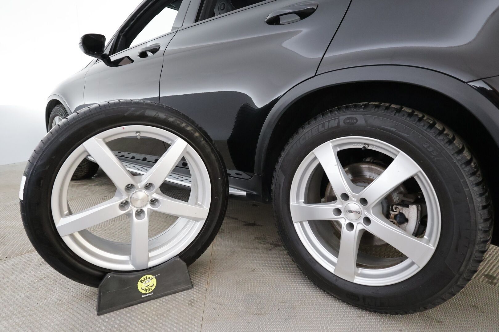 Mercedes-Benz GLC 2018 220 d 4Matic A Premium Business AMG * Burmester / Vakkari / P.tutkat / Navi / LED / Koukku / Lohko * - Kahdet renkaat aluvanteilla