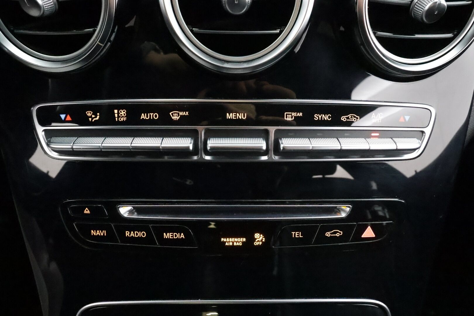 Mercedes-Benz GLC 2018 220 d 4Matic A Premium Business AMG * Burmester / Vakkari / P.tutkat / Navi / LED / Koukku / Lohko * - Kahdet renkaat aluvanteilla