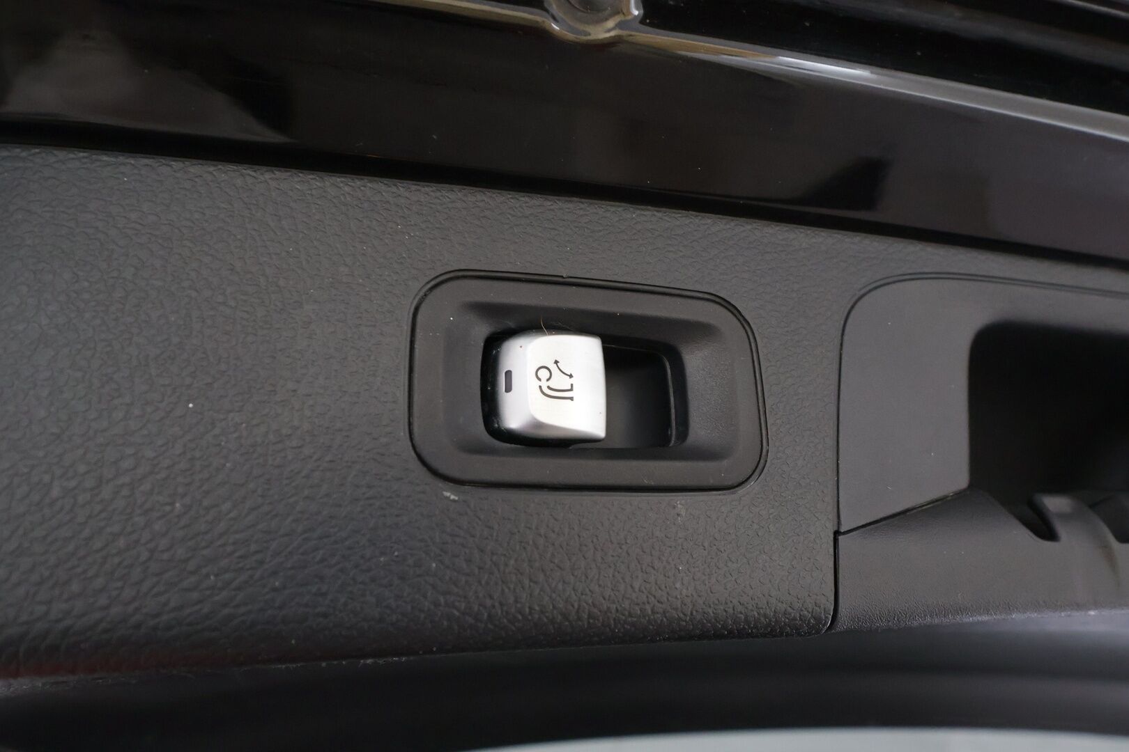 Mercedes-Benz GLC 2018 220 d 4Matic A Premium Business AMG * Burmester / Vakkari / P.tutkat / Navi / LED / Koukku / Lohko * - Kahdet renkaat aluvanteilla