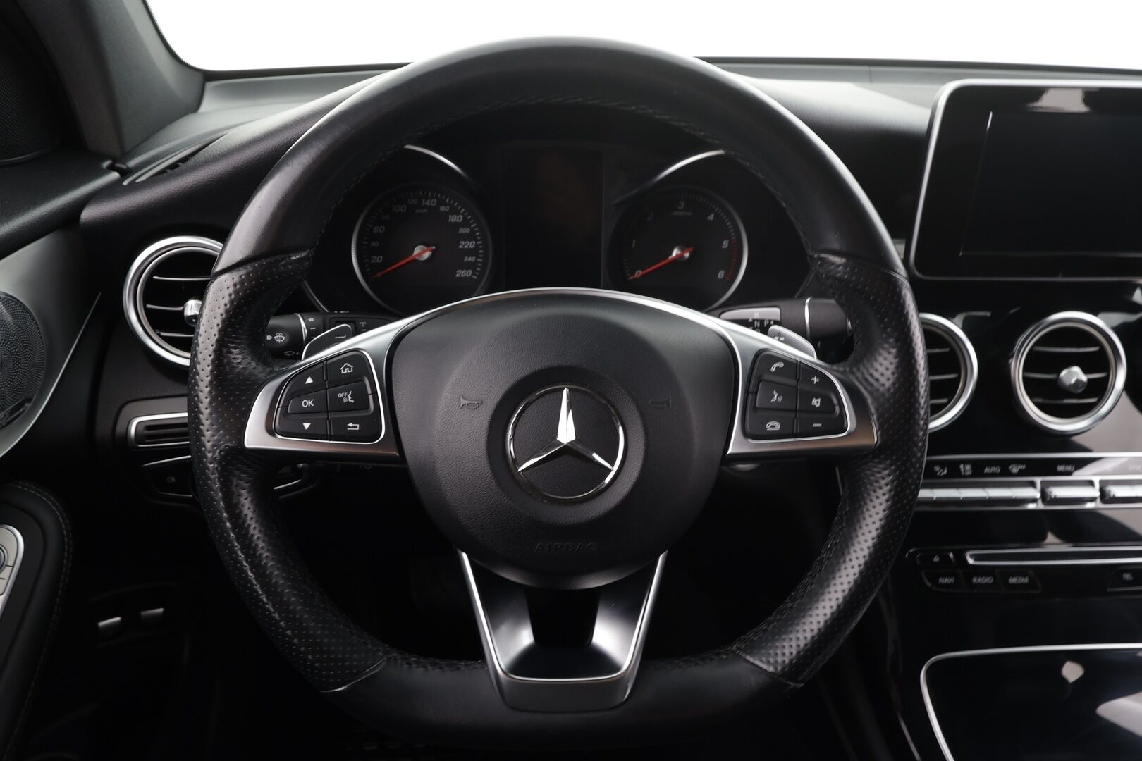 Mercedes-Benz GLC 2018 220 d 4Matic A Premium Business AMG * Burmester / Vakkari / P.tutkat / Navi / LED / Koukku / Lohko * - Kahdet renkaat aluvanteilla