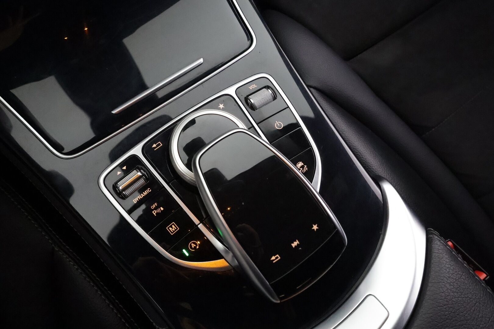 Mercedes-Benz GLC 2018 220 d 4Matic A Premium Business AMG * Burmester / Vakkari / P.tutkat / Navi / LED / Koukku / Lohko * - Kahdet renkaat aluvanteilla