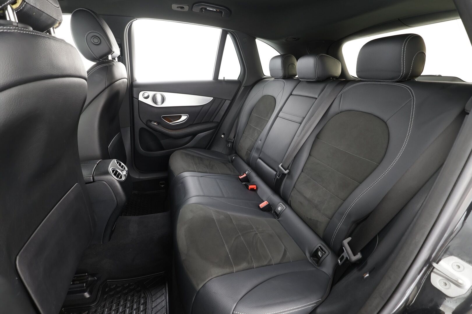 Mercedes-Benz GLC 2018 220 d 4Matic A Premium Business AMG * Burmester / Vakkari / P.tutkat / Navi / LED / Koukku / Lohko * - Kahdet renkaat aluvanteilla