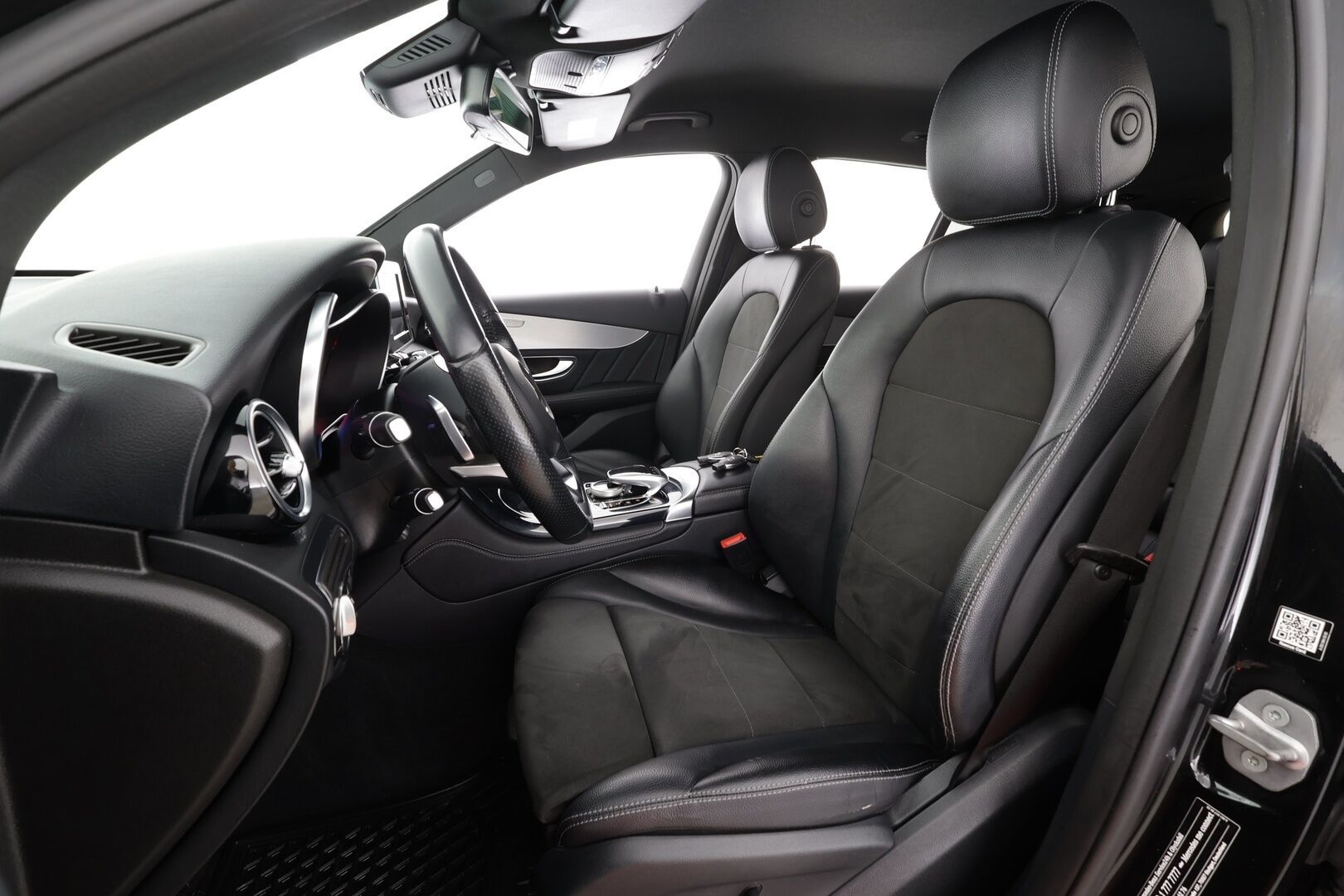 Mercedes-Benz GLC 2018 220 d 4Matic A Premium Business AMG * Burmester / Vakkari / P.tutkat / Navi / LED / Koukku / Lohko * - Kahdet renkaat aluvanteilla