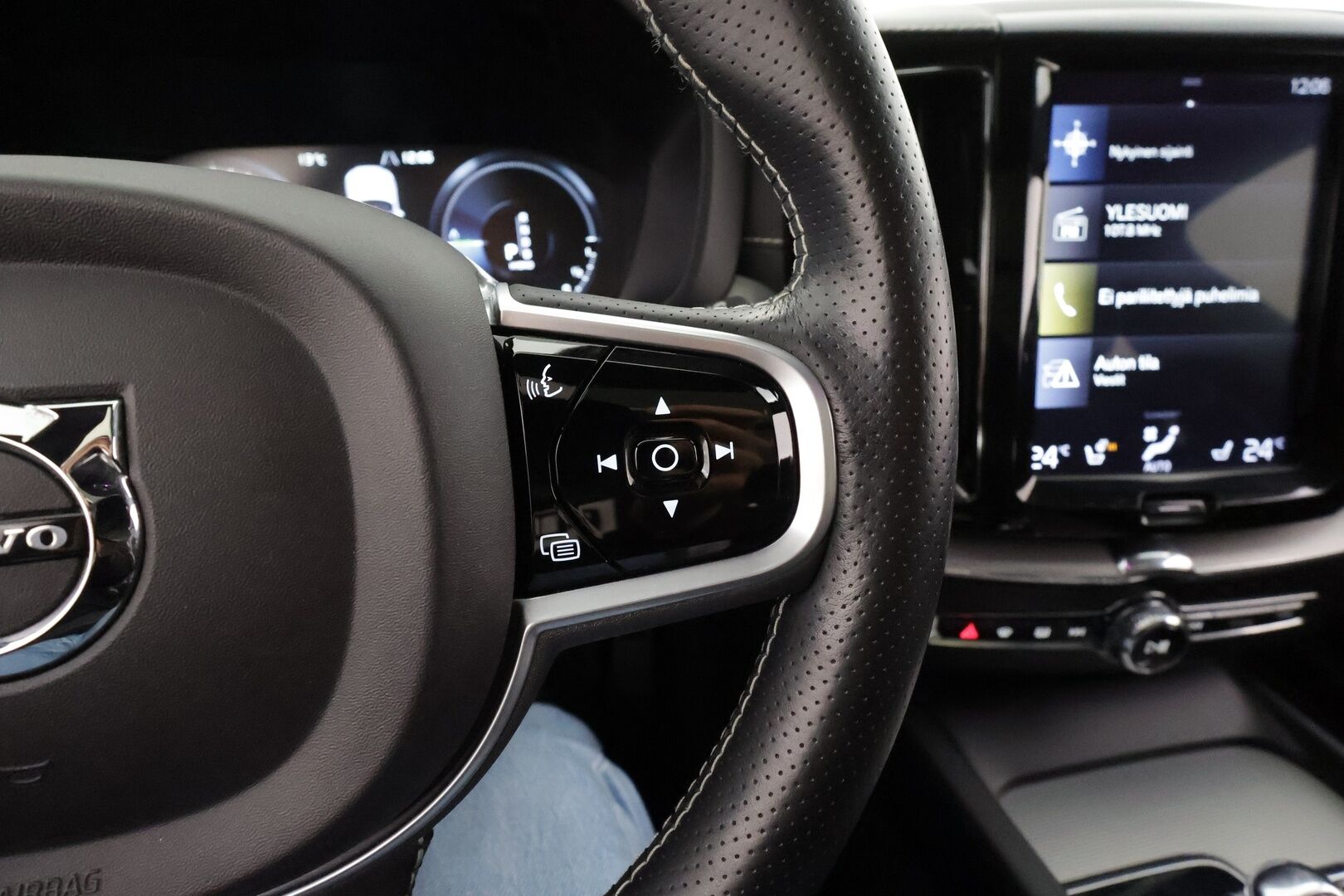 Volvo XC60 2019 T8 AWD R-Design aut * Ilma-alusta / ACC / Webasto / Koukku / Full-LED / P.Kamera / Panorama / Sportpenkki Muistilla * - Suomi-auto / 2x Latauskaapelit / Merkkihuollot / Kahdet renkaat aluvanteilla