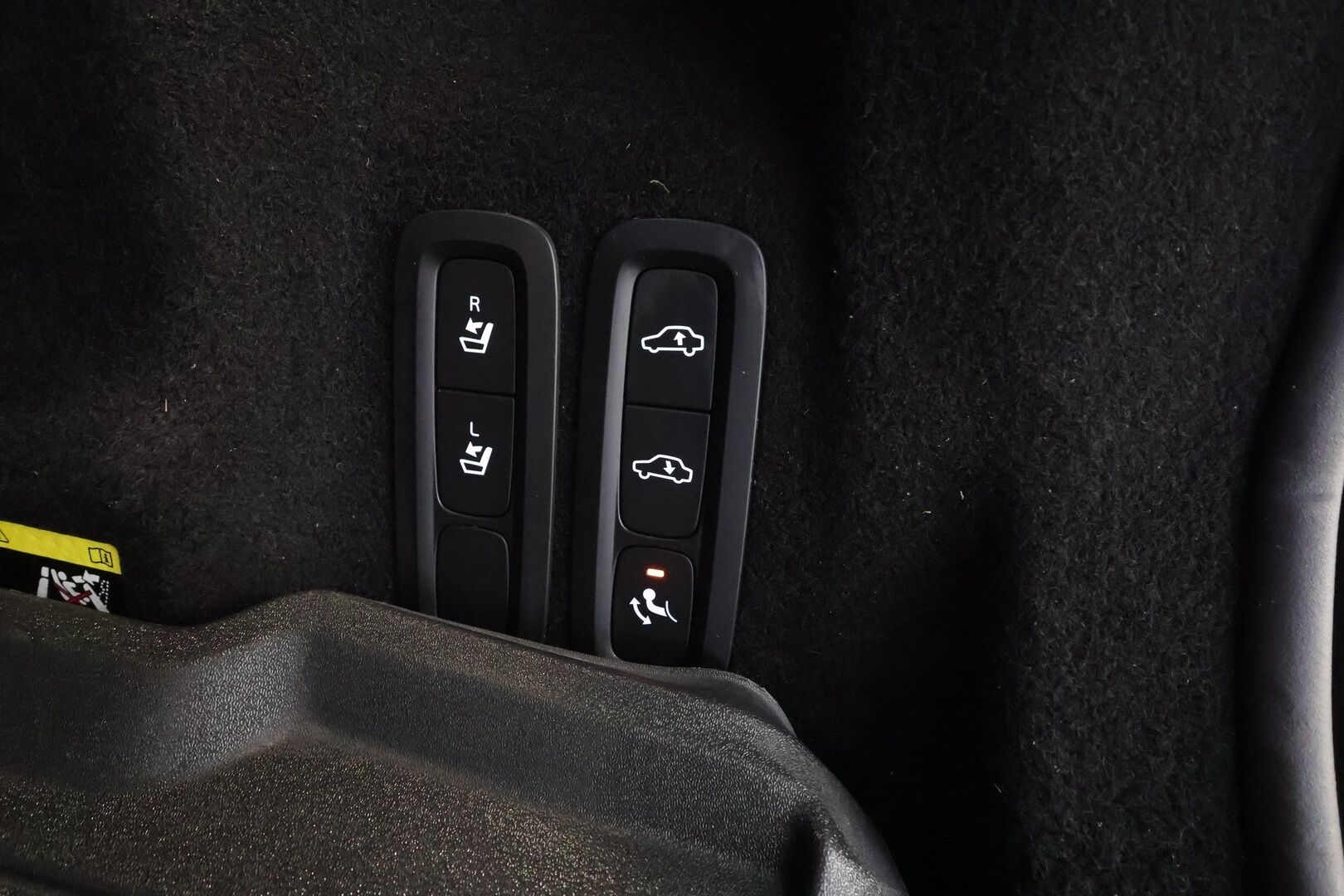 Volvo XC60 2019 T8 AWD R-Design aut * Ilma-alusta / ACC / Webasto / Koukku / Full-LED / P.Kamera / Panorama / Sportpenkki Muistilla * - Suomi-auto / 2x Latauskaapelit / Merkkihuollot / Kahdet renkaat aluvanteilla