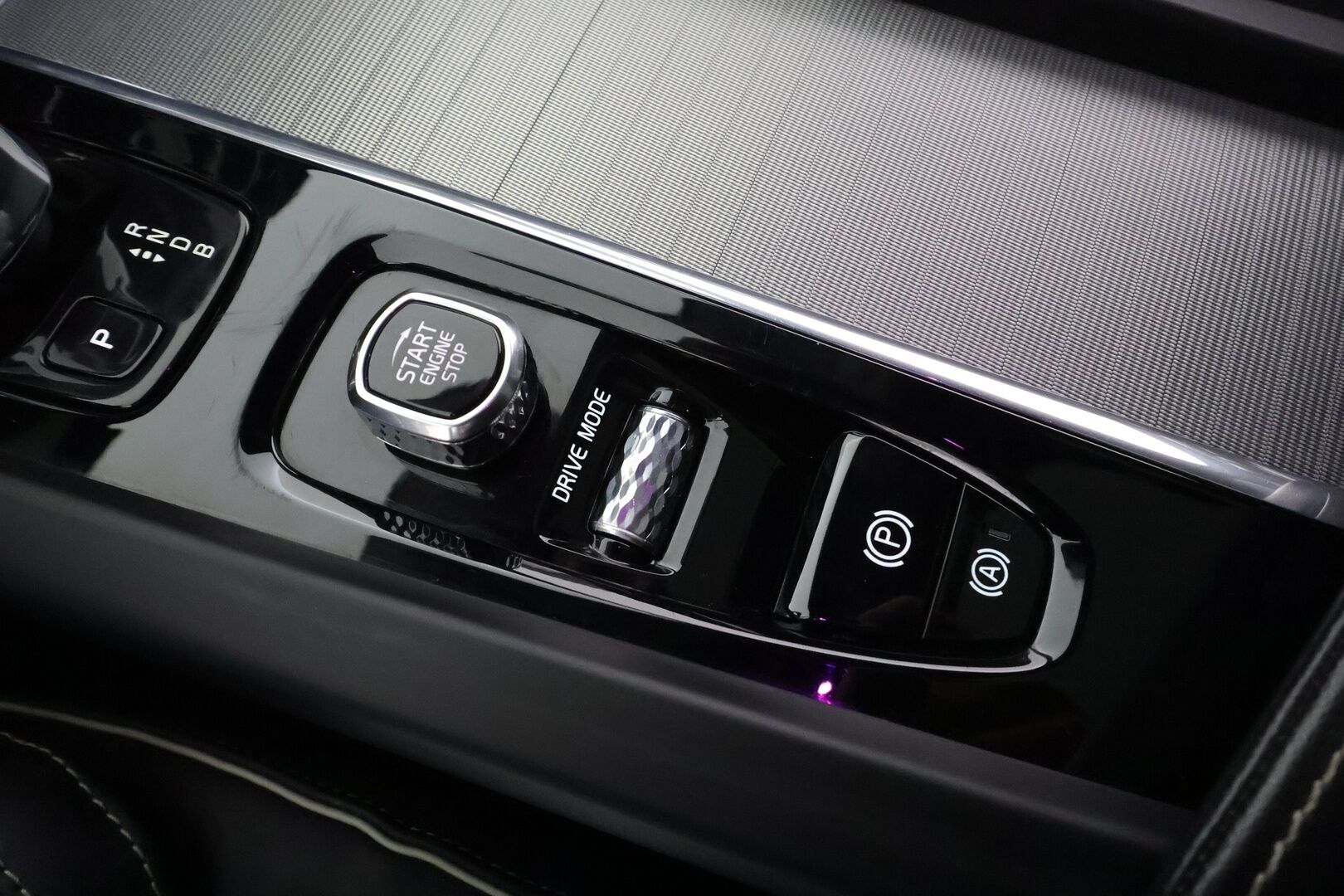 Volvo XC60 2019 T8 AWD R-Design aut * Ilma-alusta / ACC / Webasto / Koukku / Full-LED / P.Kamera / Panorama / Sportpenkki Muistilla * - Suomi-auto / 2x Latauskaapelit / Merkkihuollot / Kahdet renkaat aluvanteilla