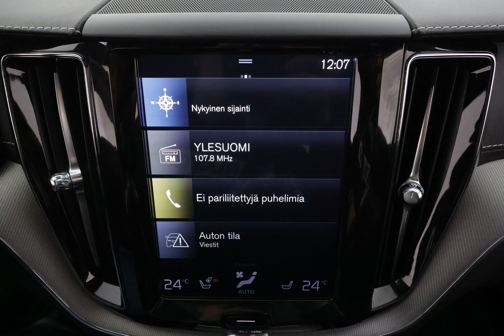 Volvo XC60 2019 T8 AWD R-Design aut * Ilma-alusta / ACC / Webasto / Koukku / Full-LED / P.Kamera / Panorama / Sportpenkki Muistilla * - Suomi-auto / 2x Latauskaapelit / Merkkihuollot / Kahdet renkaat aluvanteilla