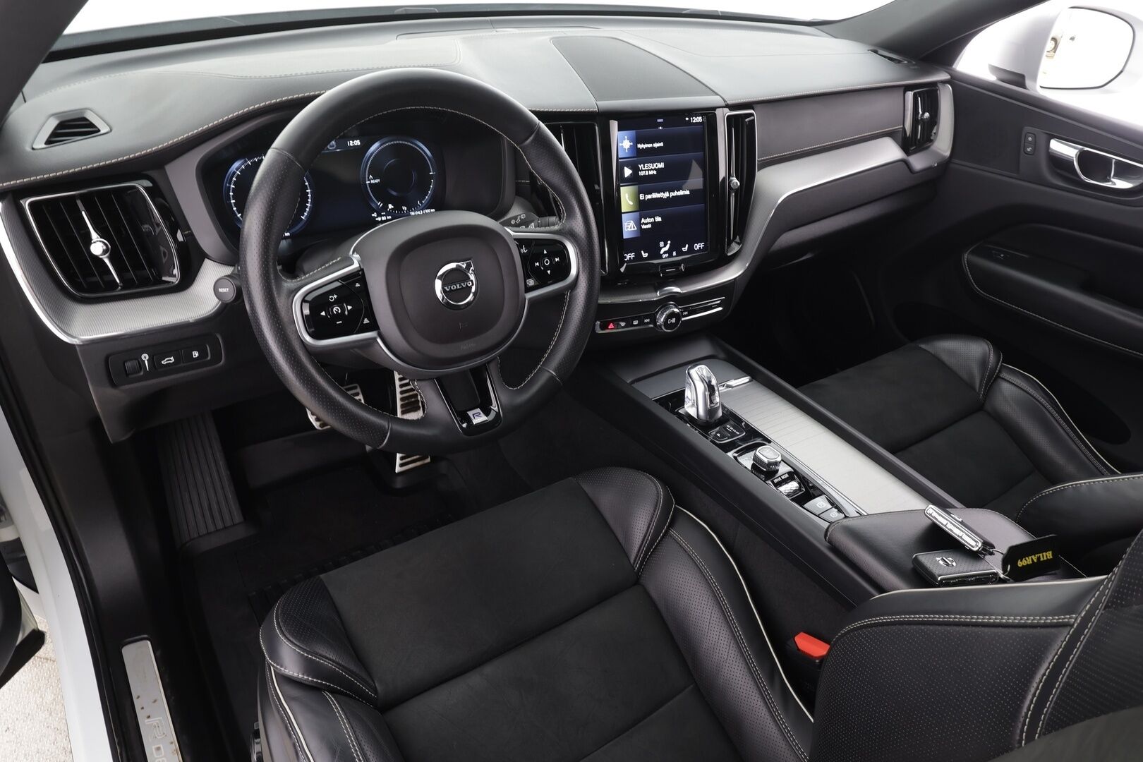 Volvo XC60 2019 T8 AWD R-Design aut * Ilma-alusta / ACC / Webasto / Koukku / Full-LED / P.Kamera / Panorama / Sportpenkki Muistilla * - Suomi-auto / 2x Latauskaapelit / Merkkihuollot / Kahdet renkaat aluvanteilla