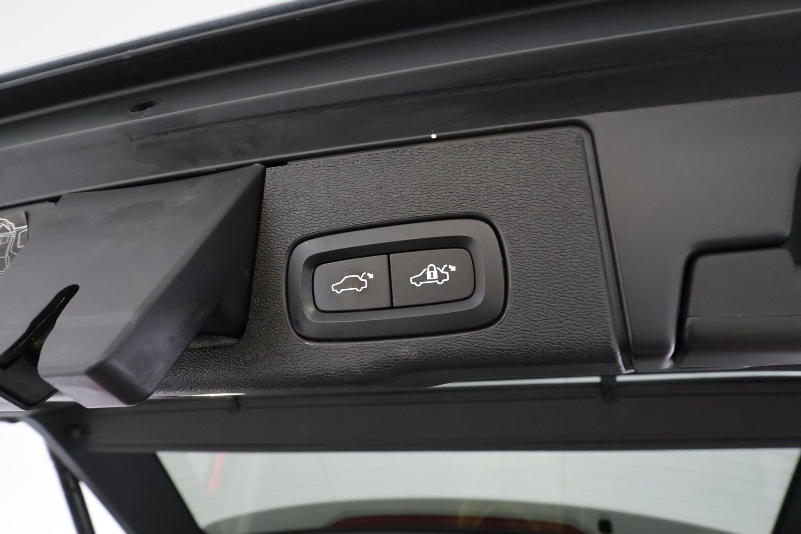 Volvo XC60 2019 T8 AWD R-Design aut * Ilma-alusta / ACC / Webasto / Koukku / Full-LED / P.Kamera / Panorama / Sportpenkki Muistilla * - Suomi-auto / 2x Latauskaapelit / Merkkihuollot / Kahdet renkaat aluvanteilla