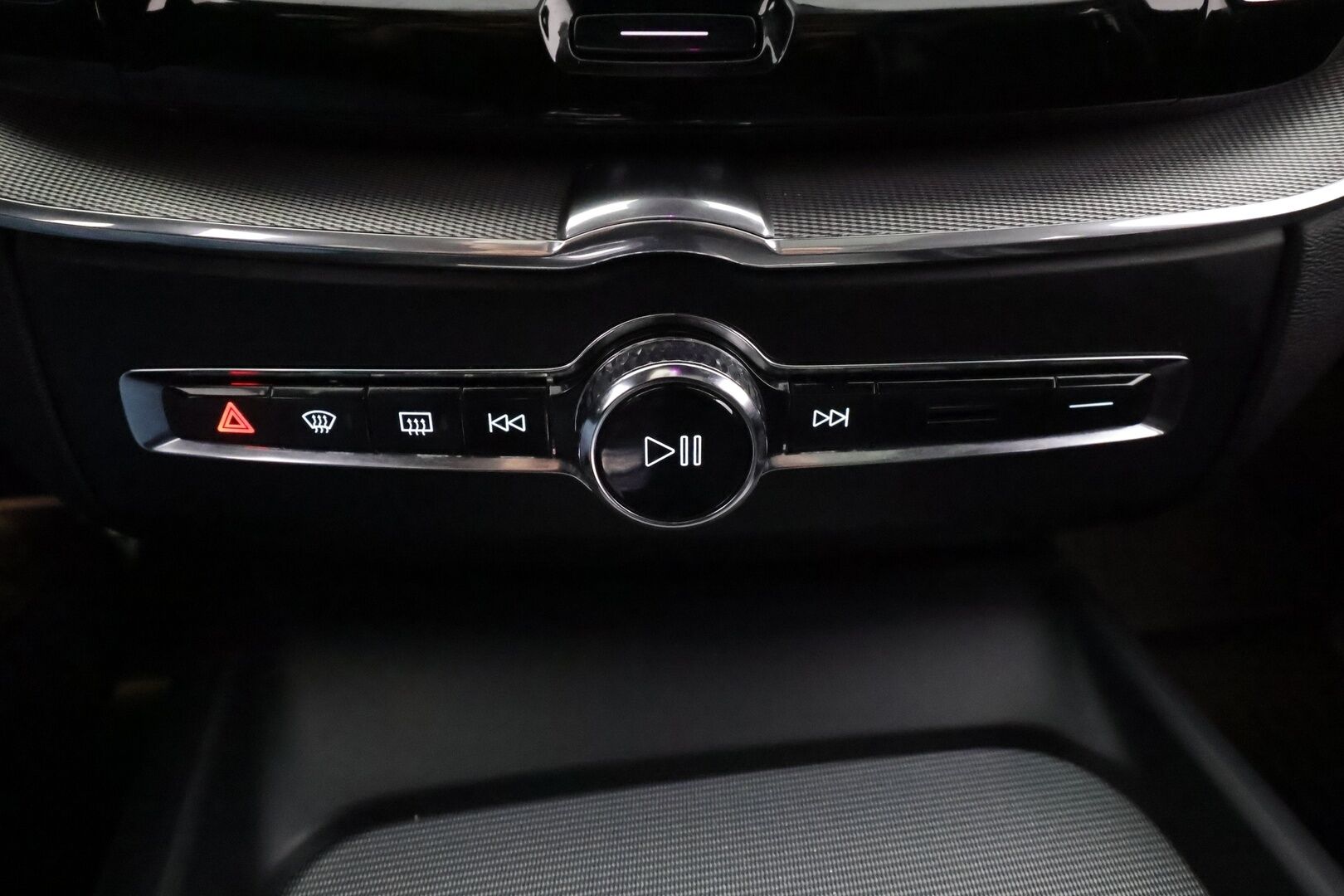 Volvo XC60 2019 T8 AWD R-Design aut * Ilma-alusta / ACC / Webasto / Koukku / Full-LED / P.Kamera / Panorama / Sportpenkki Muistilla * - Suomi-auto / 2x Latauskaapelit / Merkkihuollot / Kahdet renkaat aluvanteilla