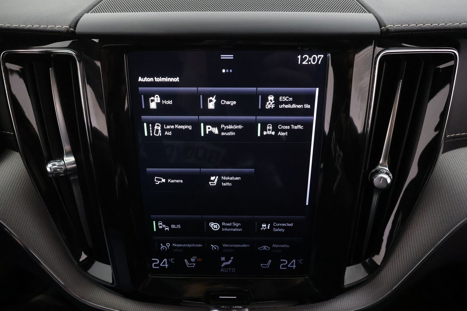 Volvo XC60 2019 T8 AWD R-Design aut * Ilma-alusta / ACC / Webasto / Koukku / Full-LED / P.Kamera / Panorama / Sportpenkki Muistilla * - Suomi-auto / 2x Latauskaapelit / Merkkihuollot / Kahdet renkaat aluvanteilla