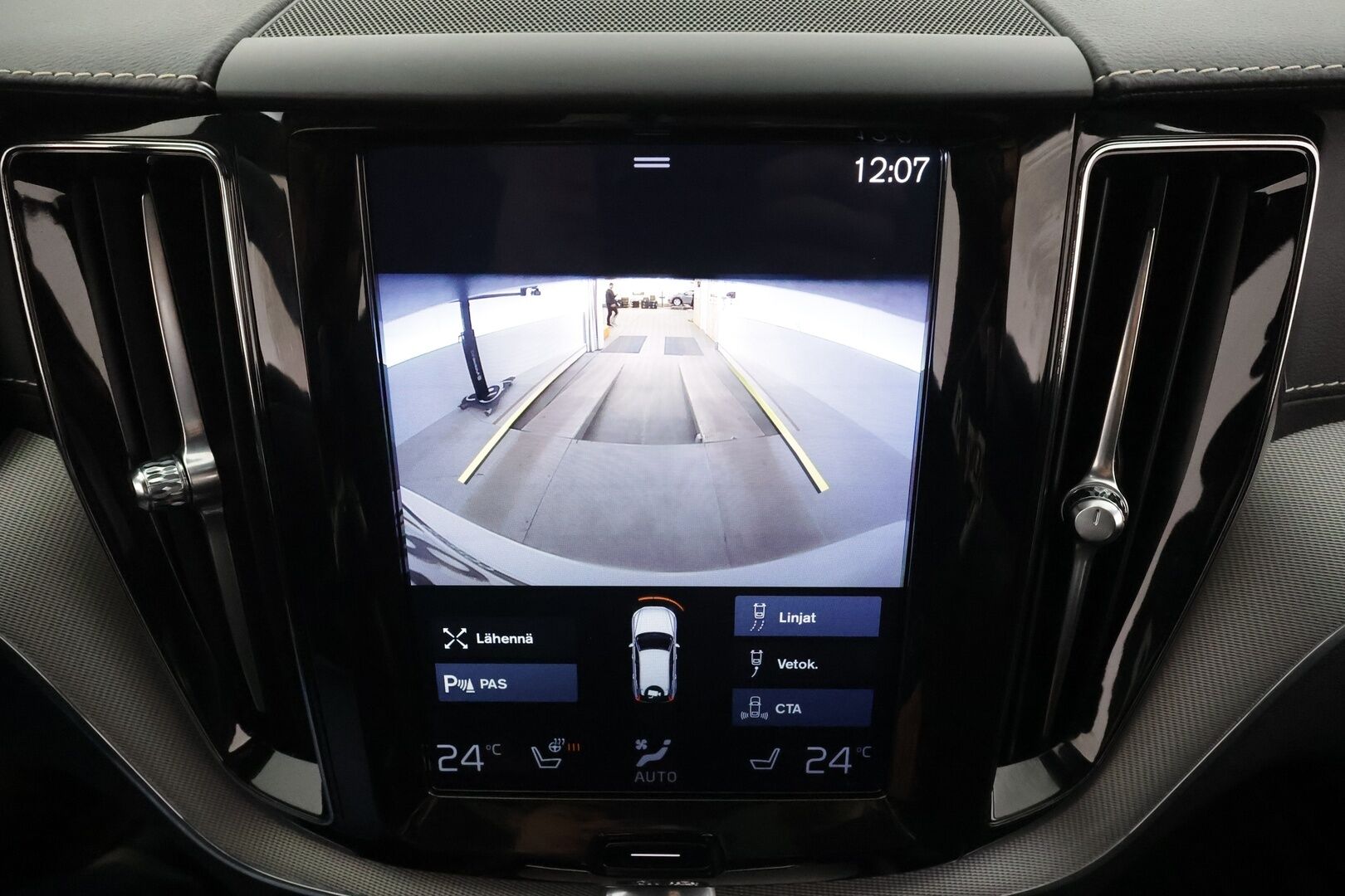 Volvo XC60 2019 T8 AWD R-Design aut * Ilma-alusta / ACC / Webasto / Koukku / Full-LED / P.Kamera / Panorama / Sportpenkki Muistilla * - Suomi-auto / 2x Latauskaapelit / Merkkihuollot / Kahdet renkaat aluvanteilla