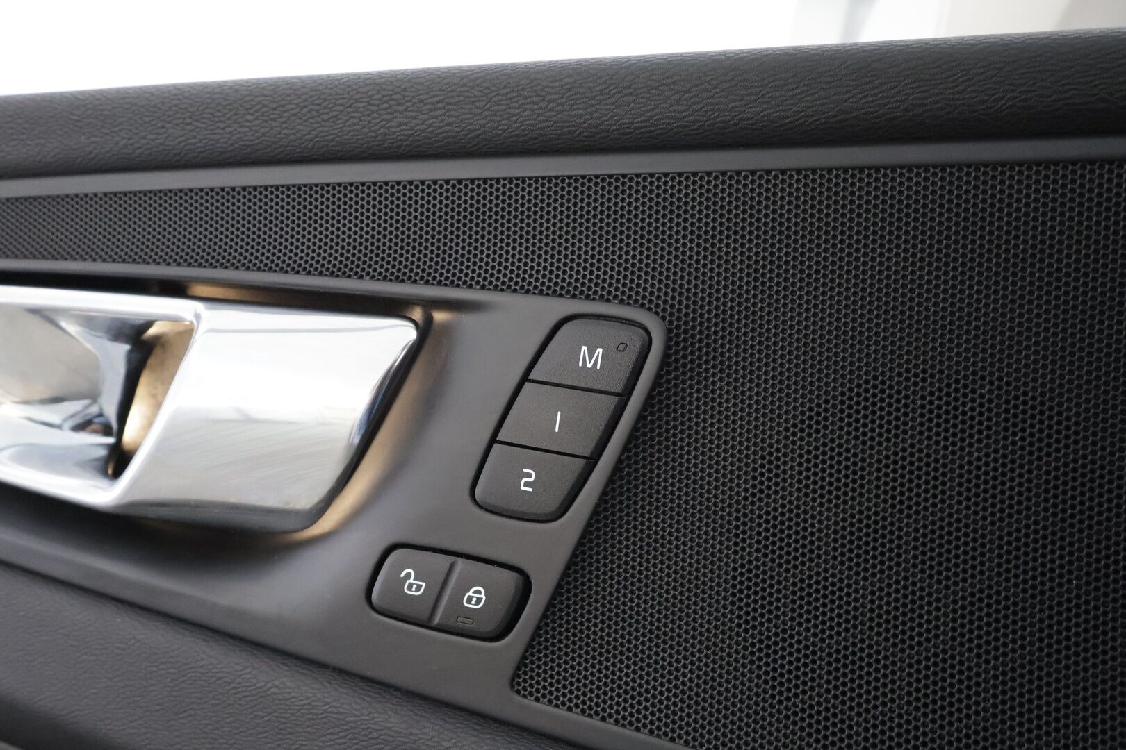 Volvo XC60 2019 T8 AWD R-Design aut * Ilma-alusta / ACC / Webasto / Koukku / Full-LED / P.Kamera / Panorama / Sportpenkki Muistilla * - Suomi-auto / 2x Latauskaapelit / Merkkihuollot / Kahdet renkaat aluvanteilla