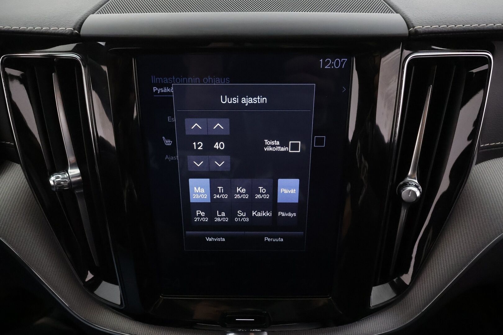 Volvo XC60 2019 T8 AWD R-Design aut * Ilma-alusta / ACC / Webasto / Koukku / Full-LED / P.Kamera / Panorama / Sportpenkki Muistilla * - Suomi-auto / 2x Latauskaapelit / Merkkihuollot / Kahdet renkaat aluvanteilla