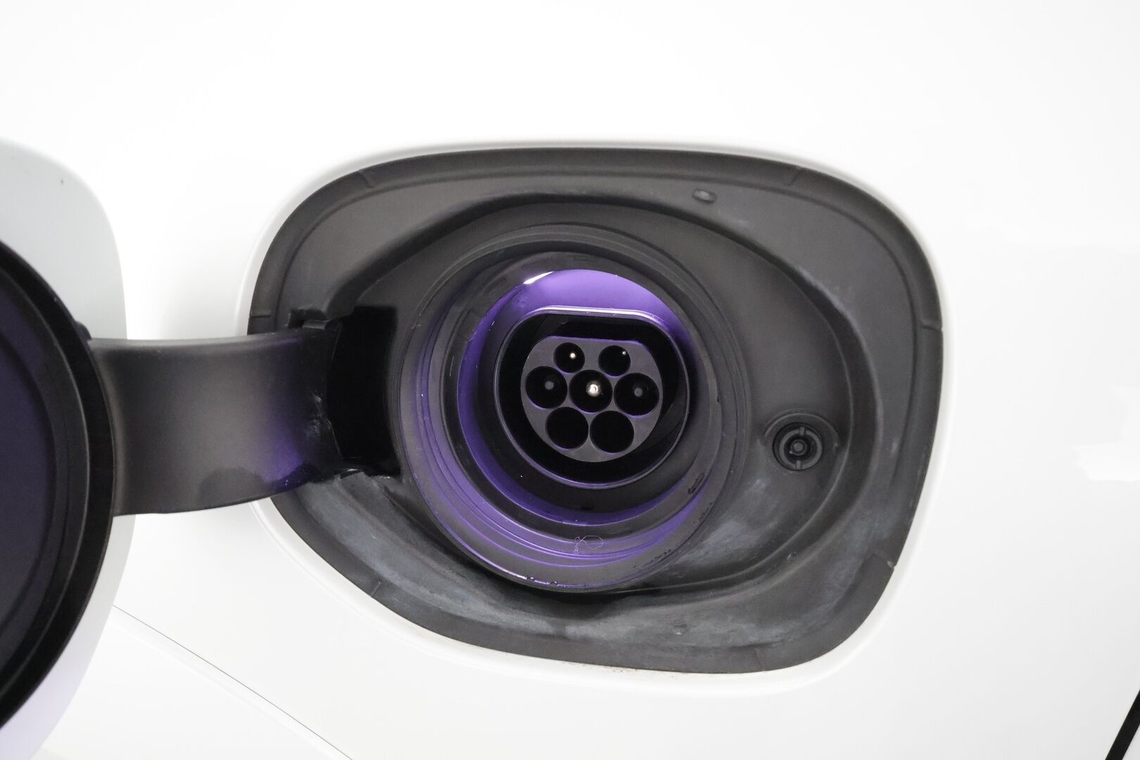 Volvo XC60 2019 T8 AWD R-Design aut * Ilma-alusta / ACC / Webasto / Koukku / Full-LED / P.Kamera / Panorama / Sportpenkki Muistilla * - Suomi-auto / 2x Latauskaapelit / Merkkihuollot / Kahdet renkaat aluvanteilla